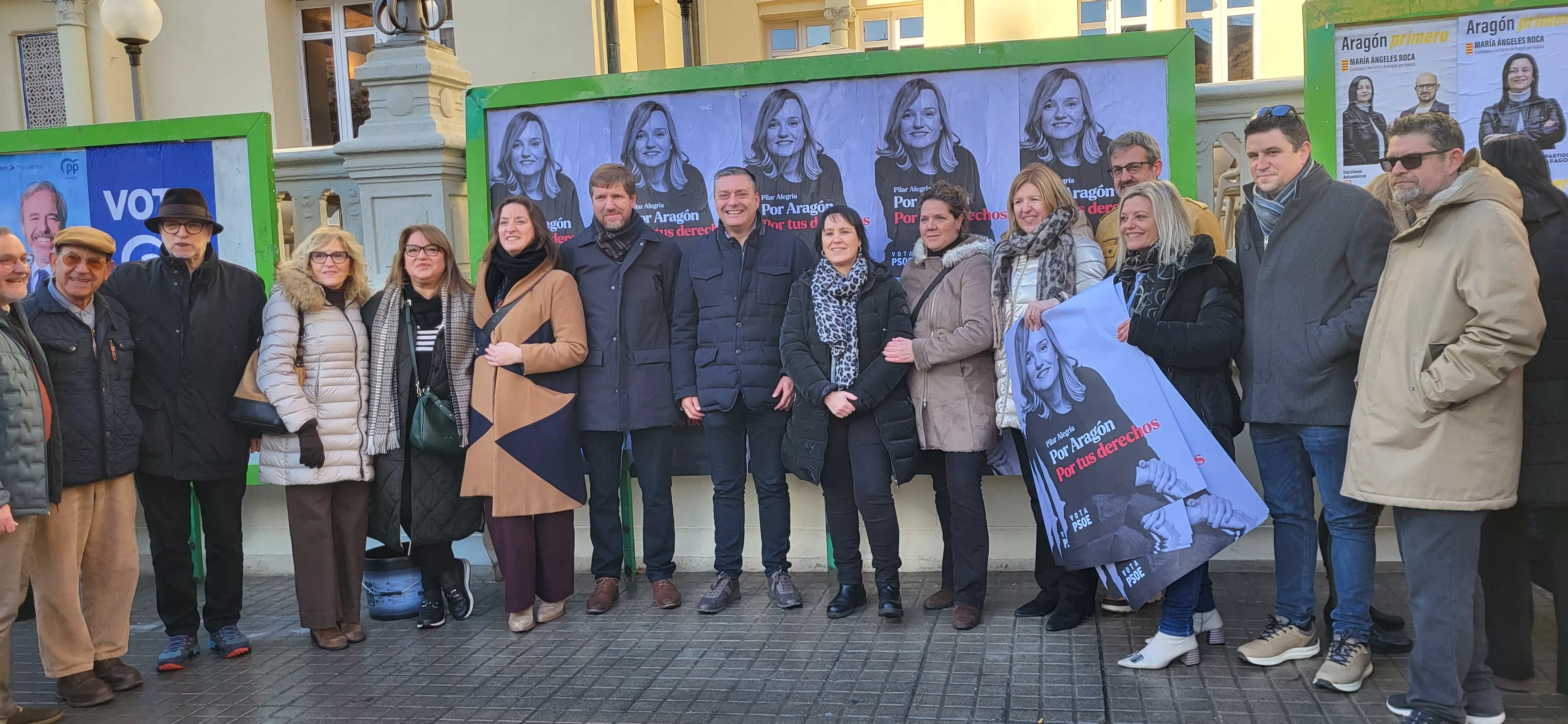 Participantes del PSOE en la pegada de carteles. Foto Mercedes Manterola