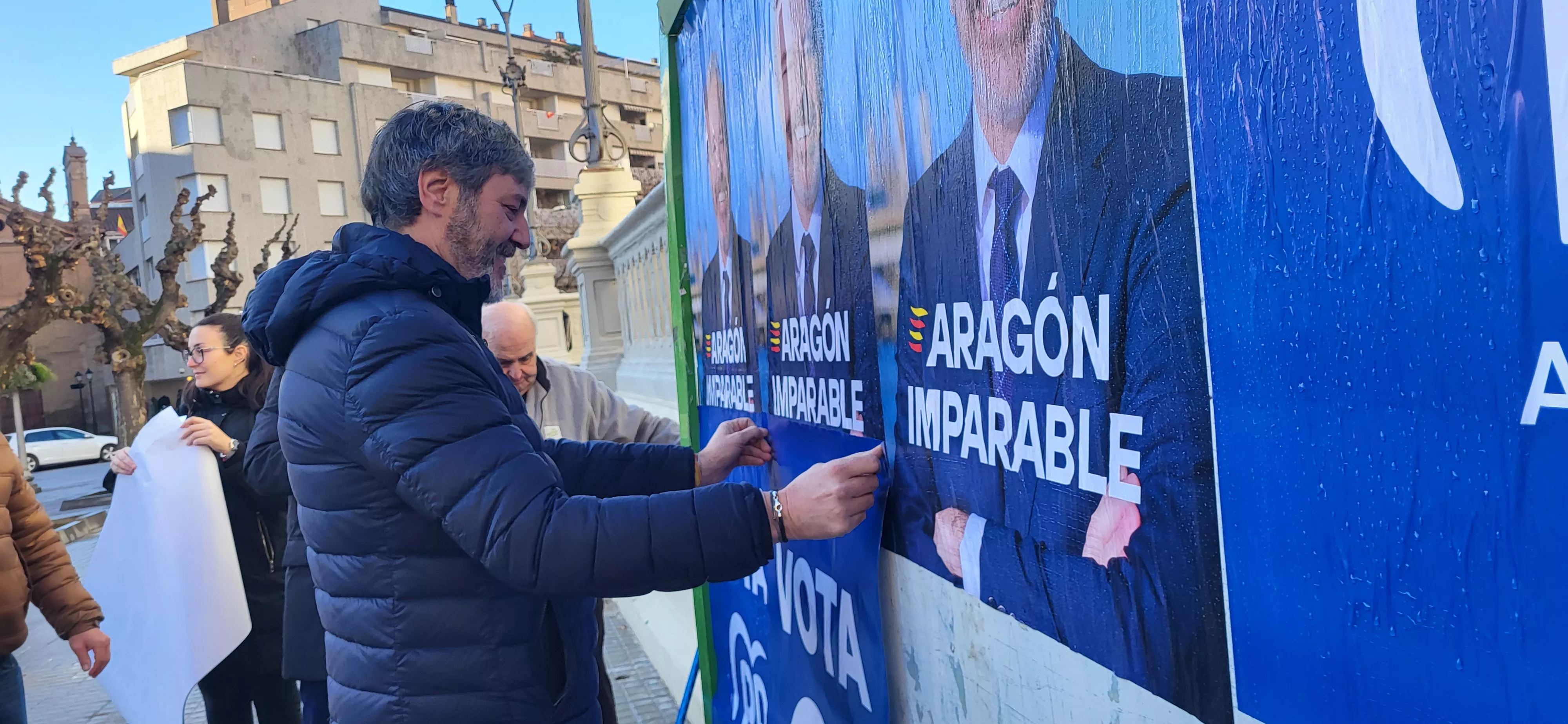 Pegada de carteles del PP. Foto Mercedes Manterola