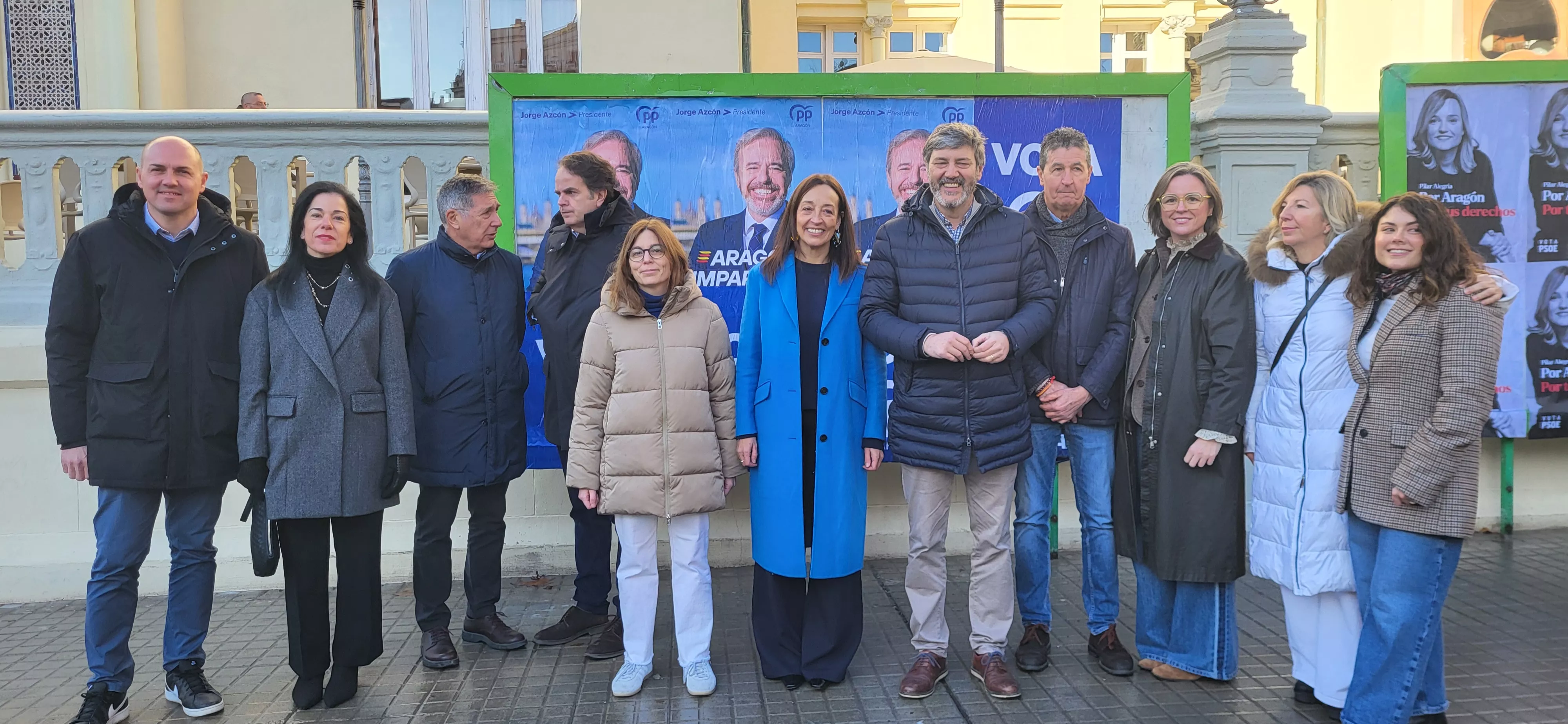 Participantes del PP en la pegada de carteles. Foto Mercedes Manterola