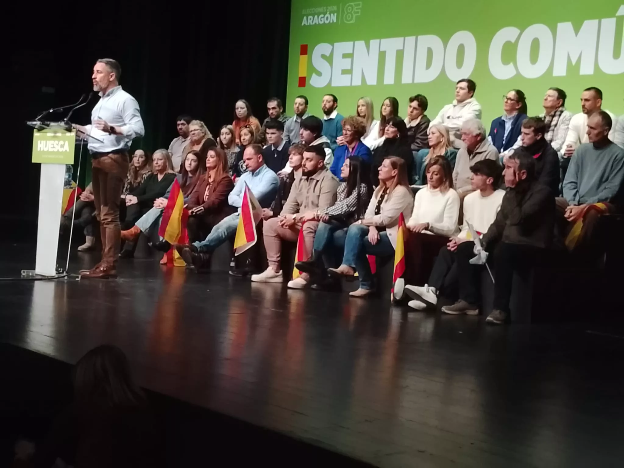 Santiago Abascal, dirigiéndose a los asistentes, en el Palacio de Congresos de Huesca. Foto Carlos Neofato
