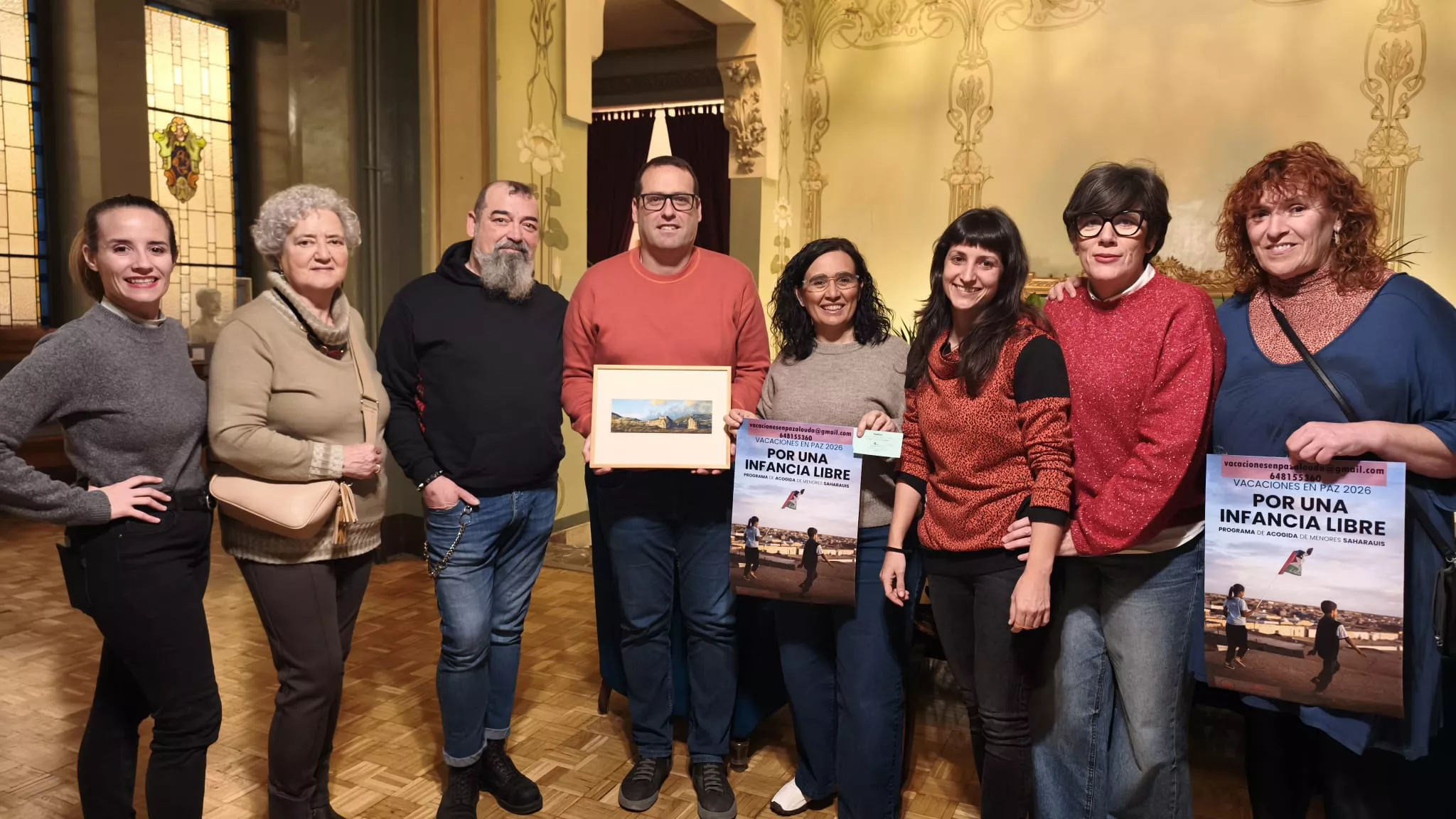Alouda entrega el premio navideño, un cuadro del artista oscense Jorge Agustí. Foto María José Sampietro