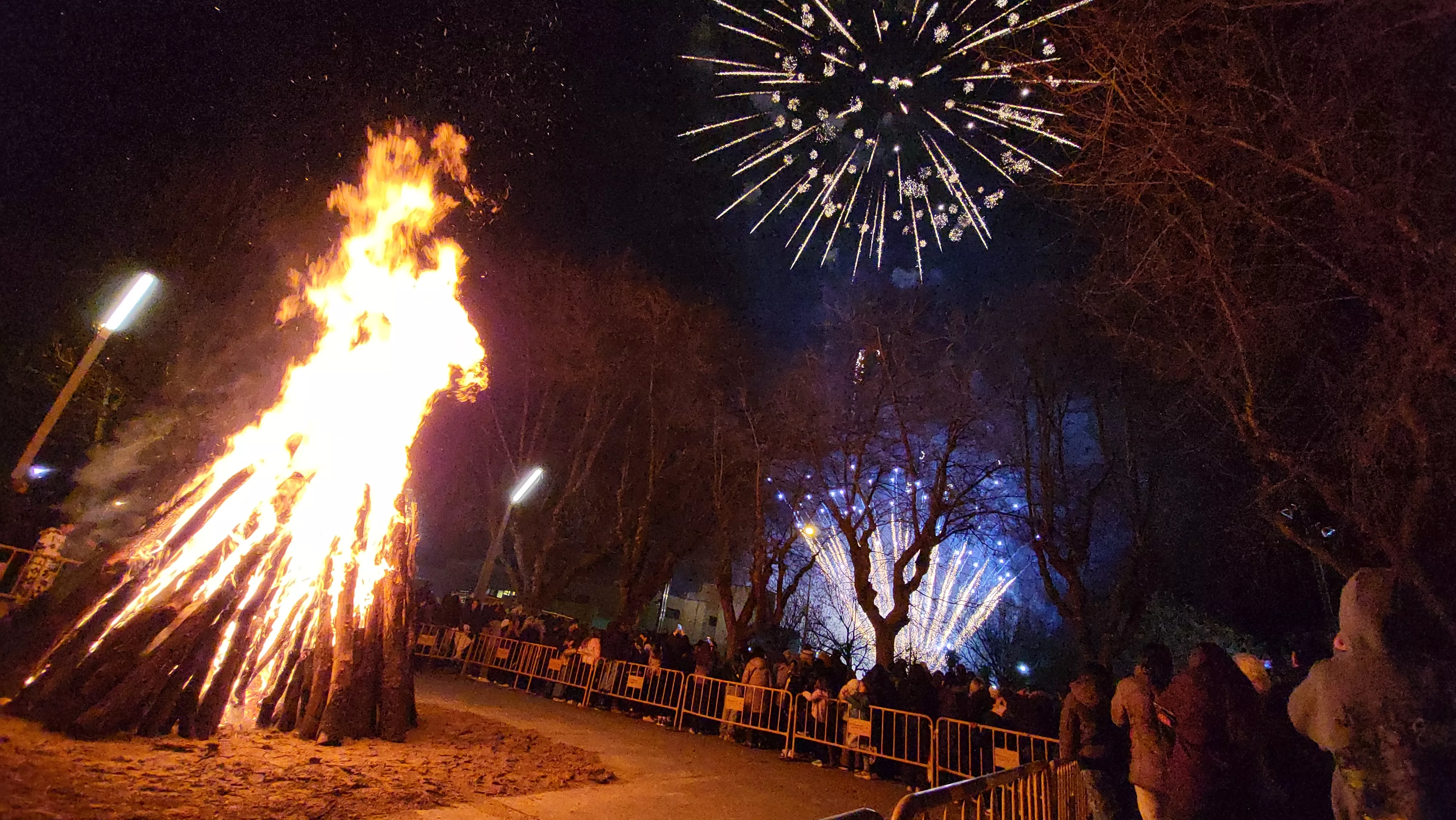 Celebración de la hoguera de San Vicente en Huesca. Foto Mercedes Manterola