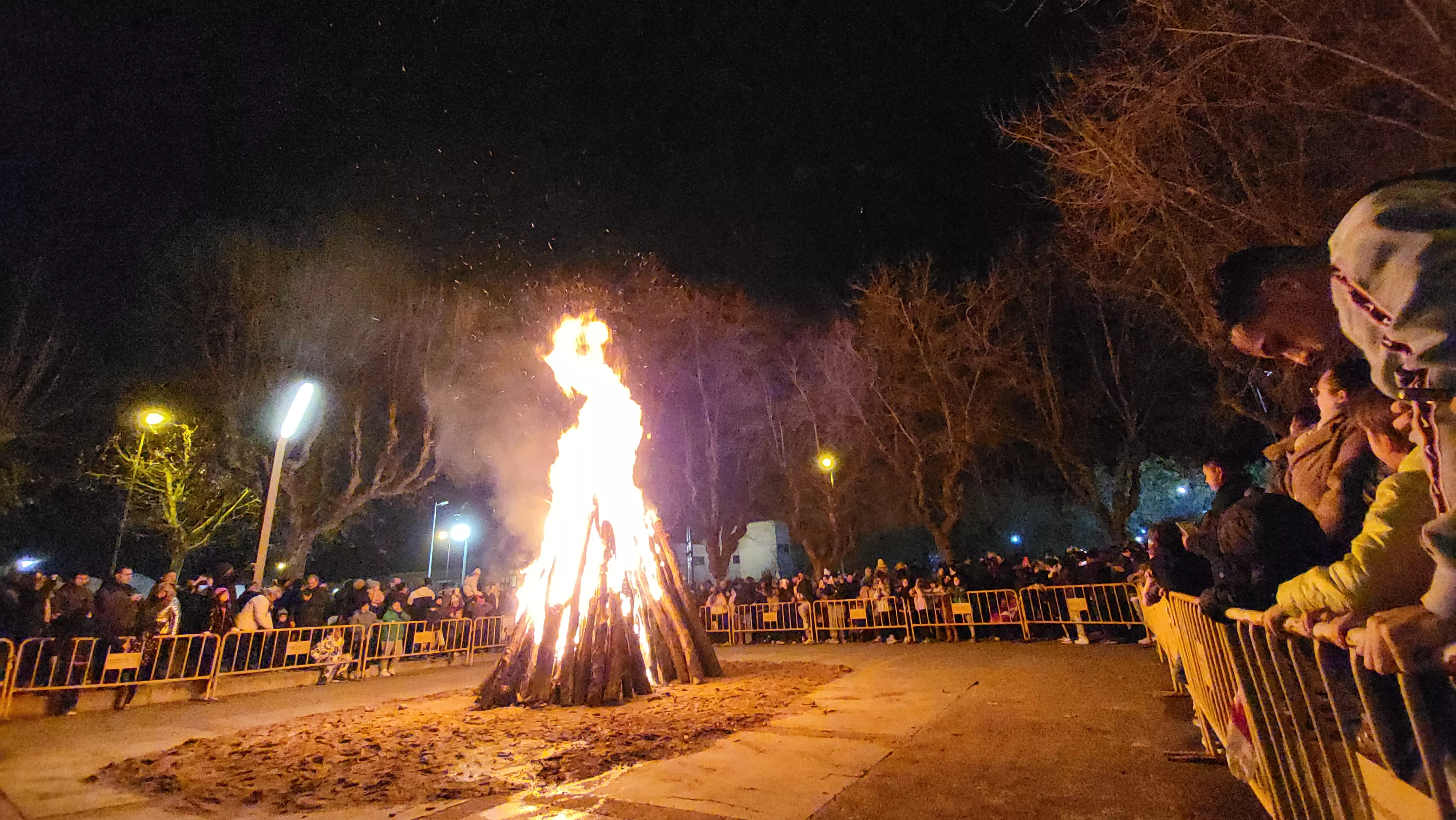 Celebración de la hoguera de San Vicente en Huesca. Foto Mercedes Manterola
