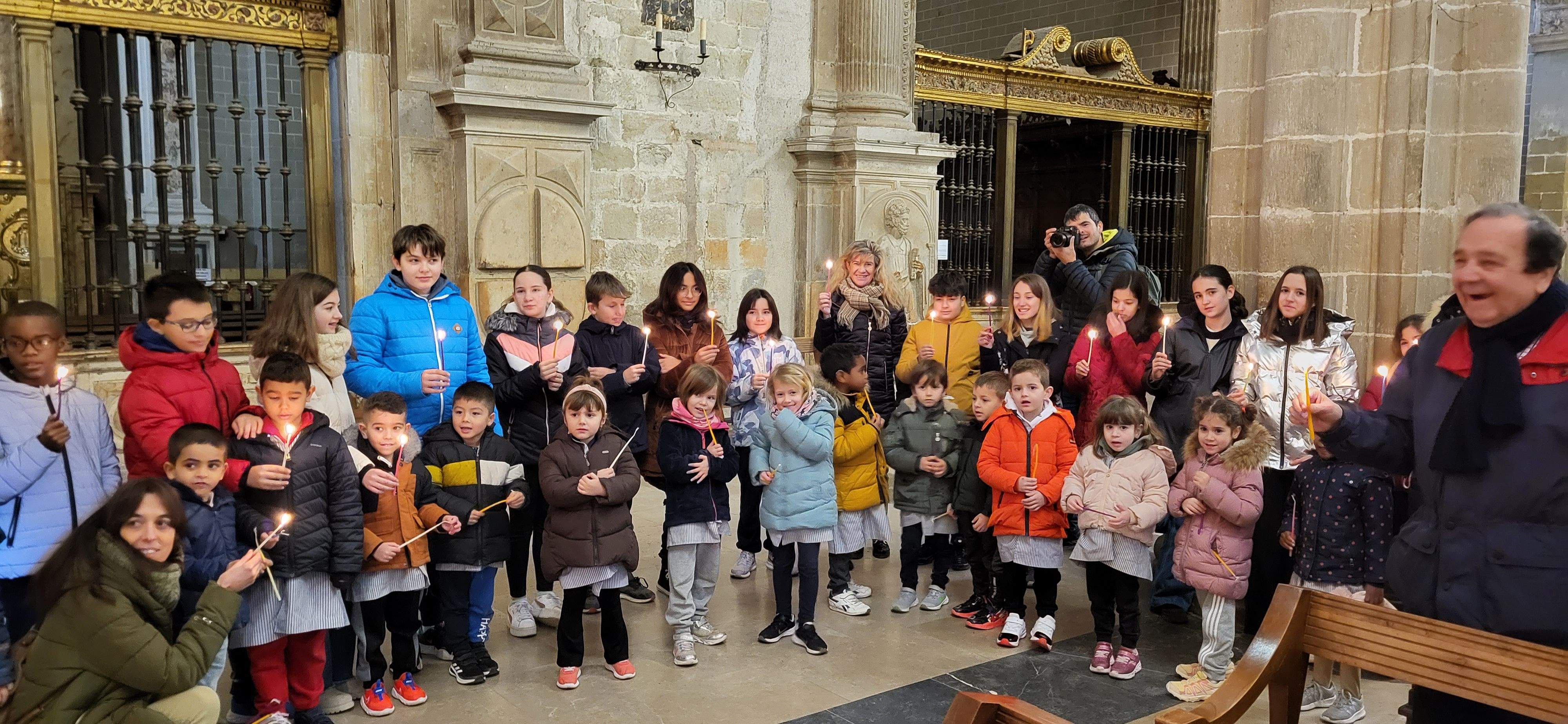 Los niños de Escolapios, con las candelas encendidas
