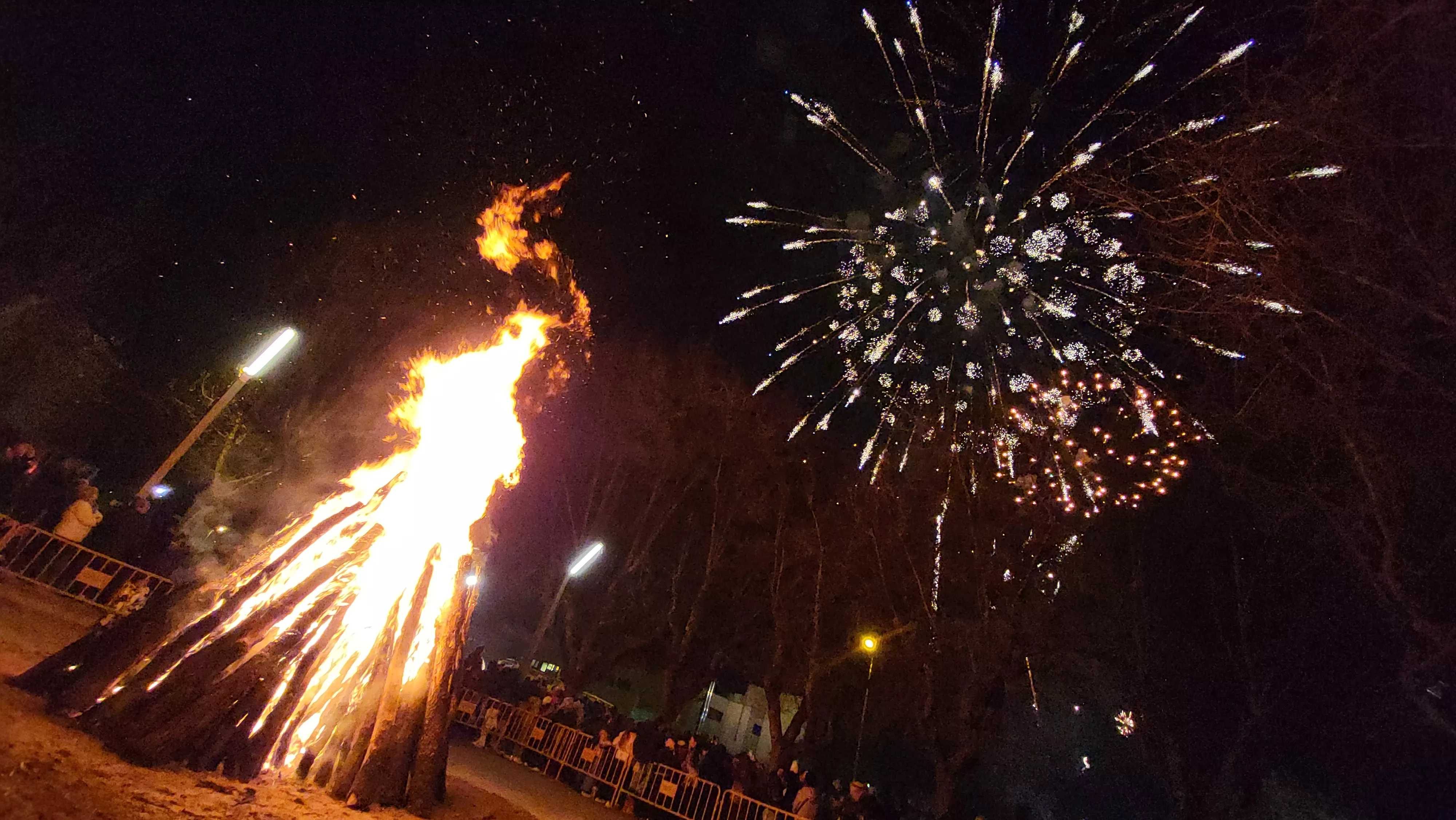 Celebración de la hoguera de San Vicente en Huesca. Foto Mercedes Manterola