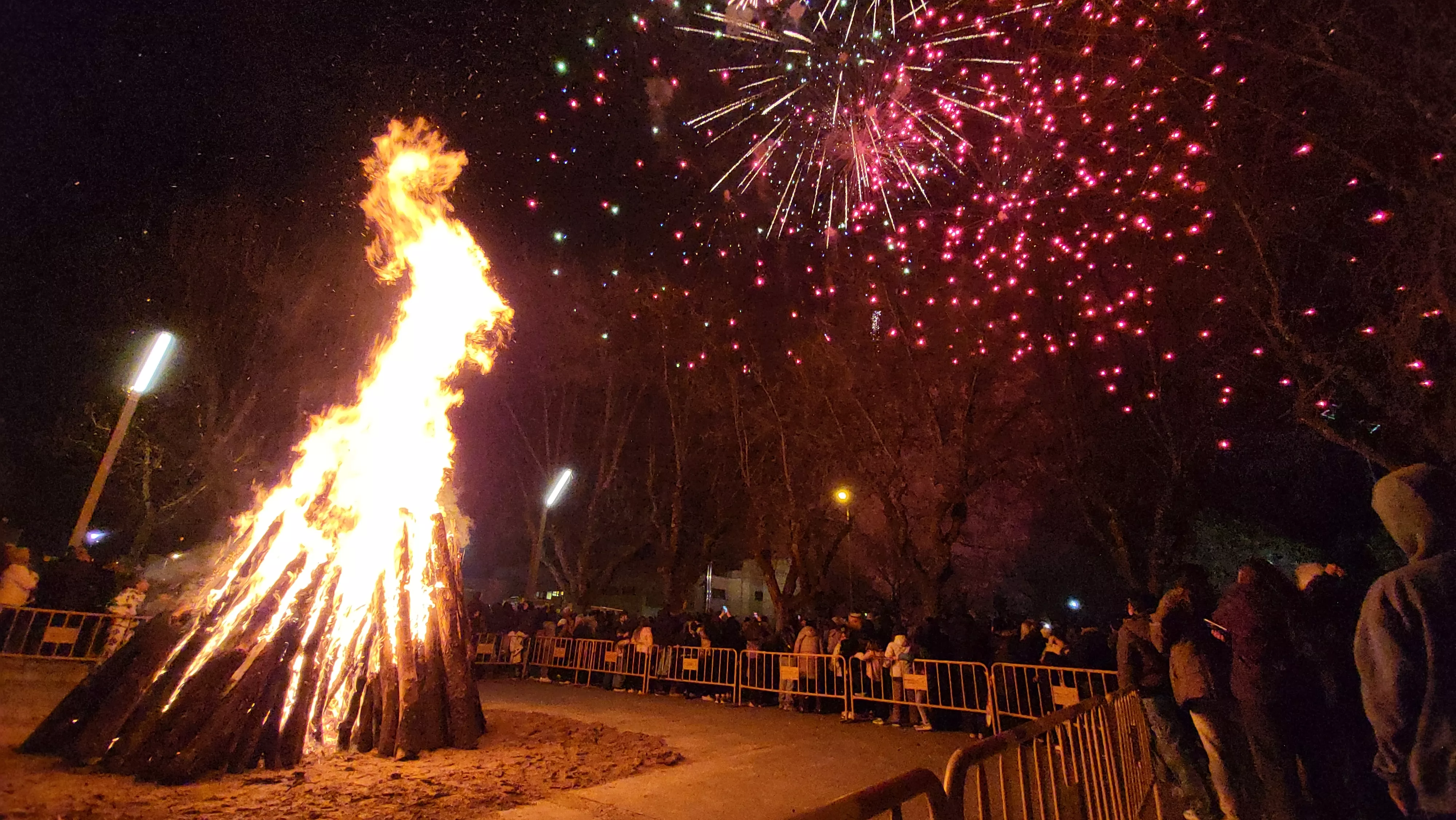 Celebración de la hoguera de San Vicente en Huesca. Foto Mercedes Manterola