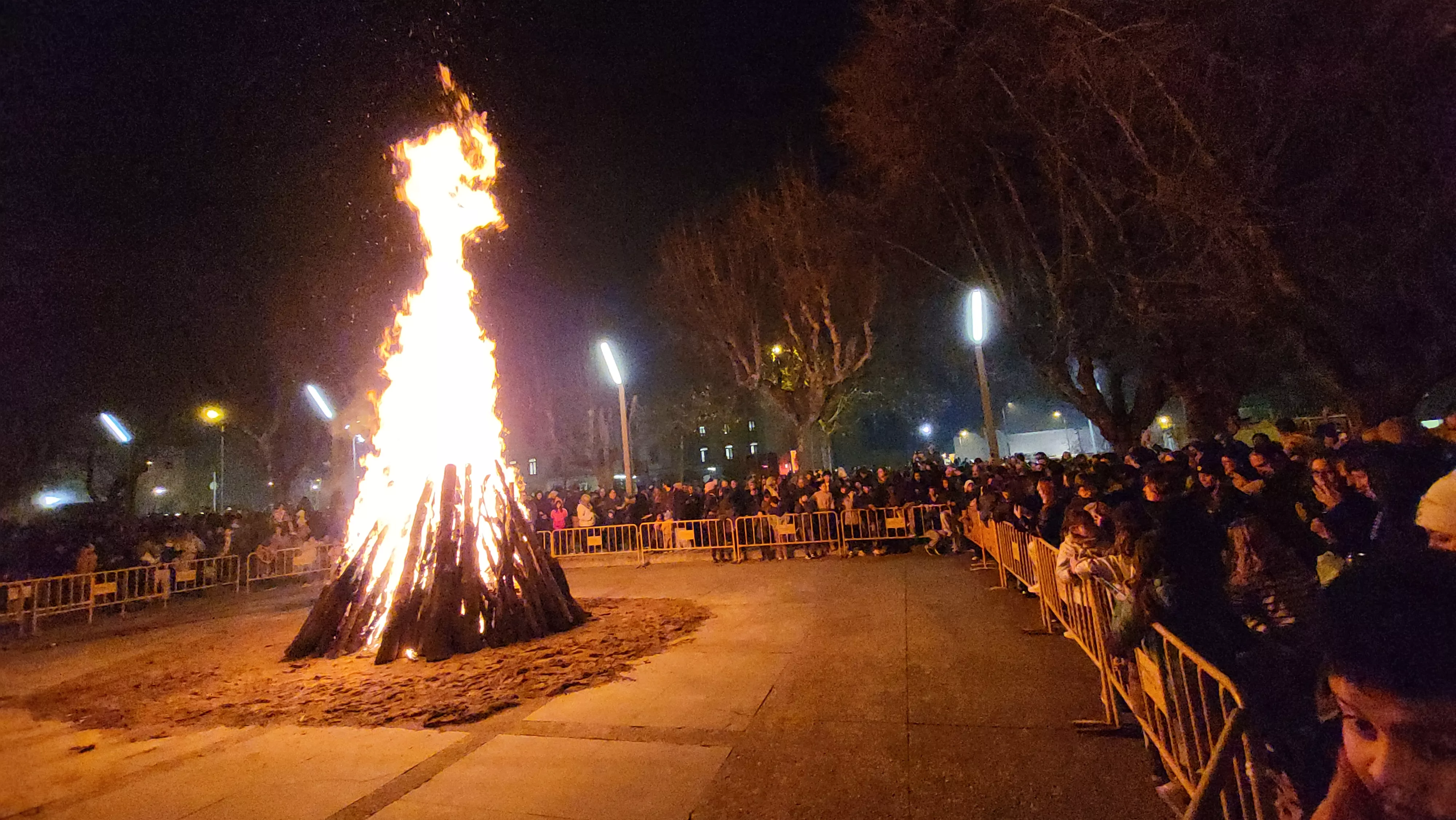 Celebración de la hoguera de San Vicente en Huesca. Foto Mercedes Manterola