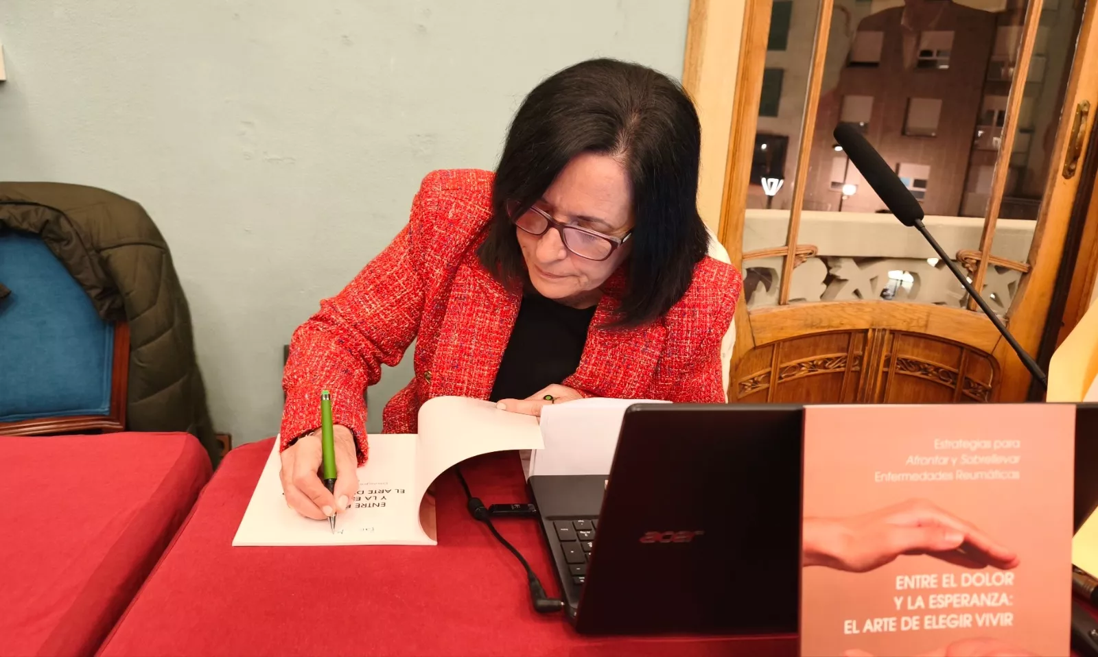 María Ángeles García Soto firma un libro. Foto María José Sampietro Brosed