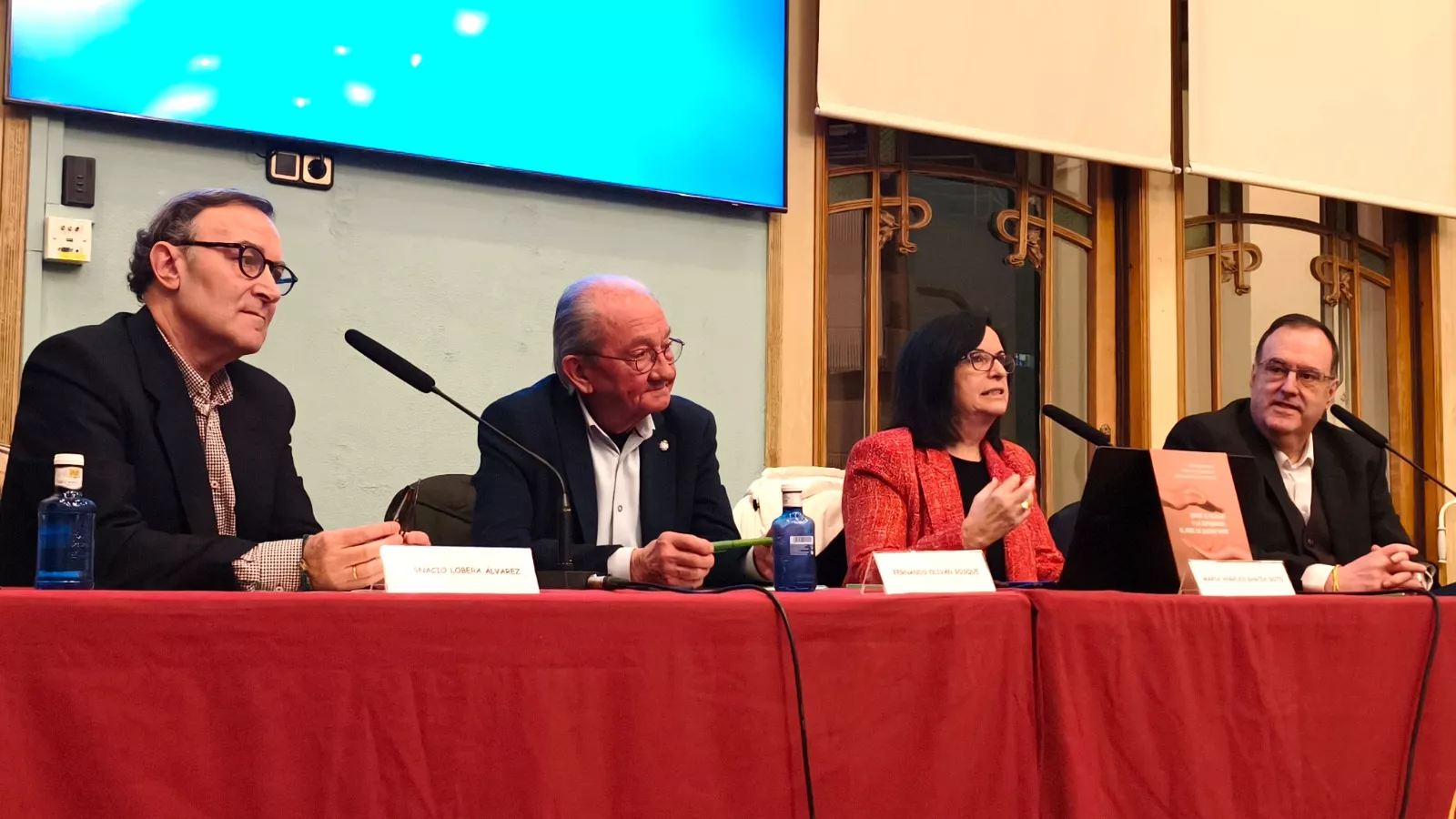 Presentación del libro "Entre el dolor y la esperanza: el arte de elegir bien" de María Ángeles García Soto. Foto María José Sampietro Brosed