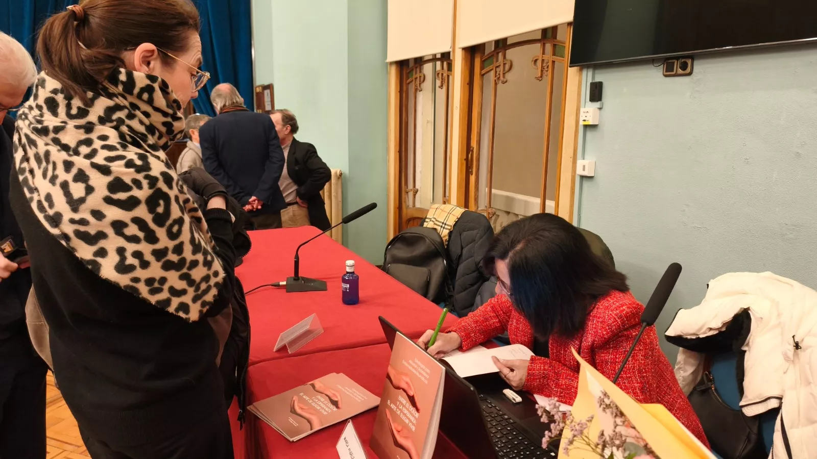 Presentación del libro "Entre el dolor y la esperanza: el arte de elegir bien" de María Ángeles García Soto. Foto María José Sampietro Brosed
