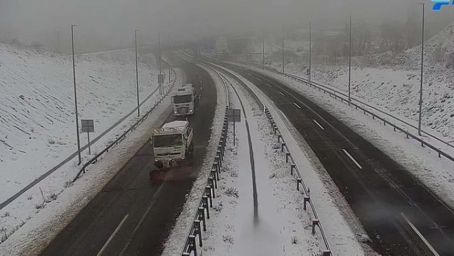 Imagen de la A-23 en Jaca en la mañana de este sábado. Imagen de la A-23 en Jaca en la mañana de este sábado.