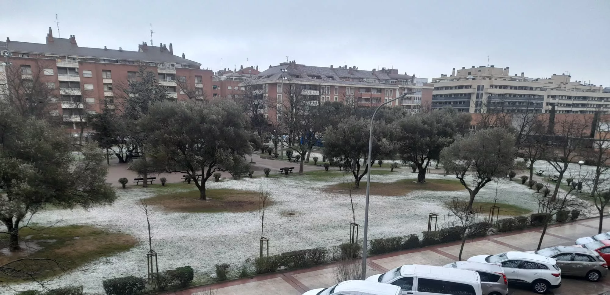Una ligera nevada ha caído en la mañana de este sábado en Huesca.