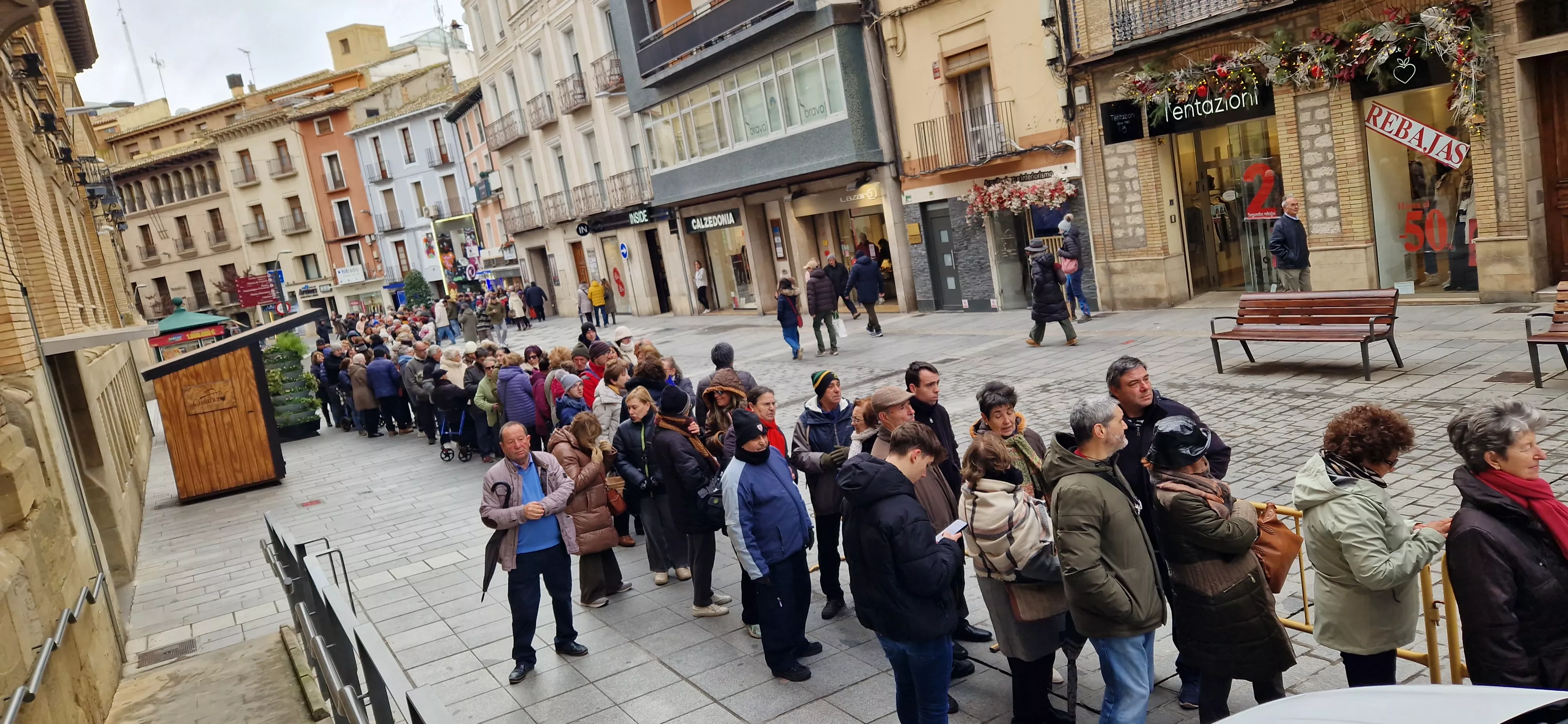 Reparto de coronas y quemadillo por San Vicente. Foto Myriam Martínez