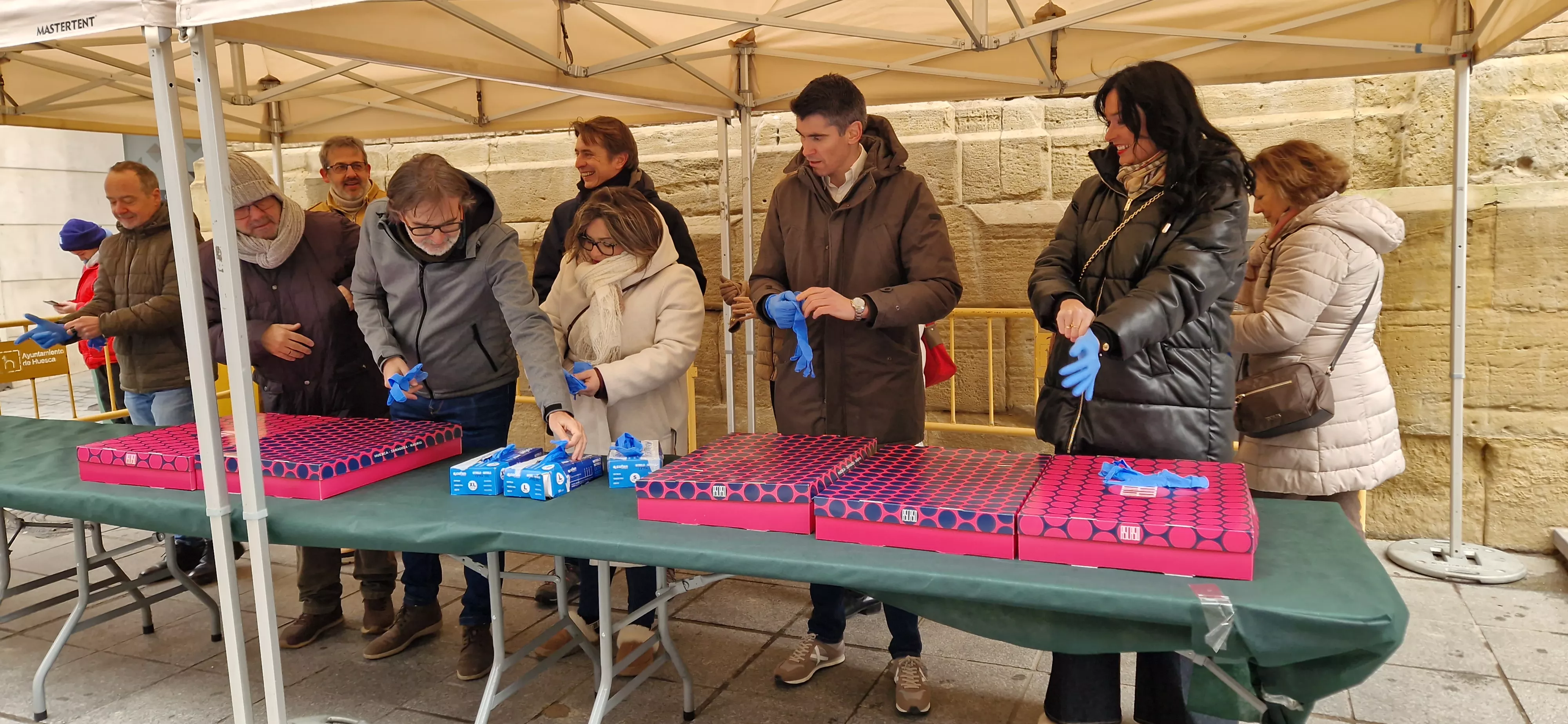 Reparto de coronas y quemadillo por San Vicente. Foto Myriam Martínez