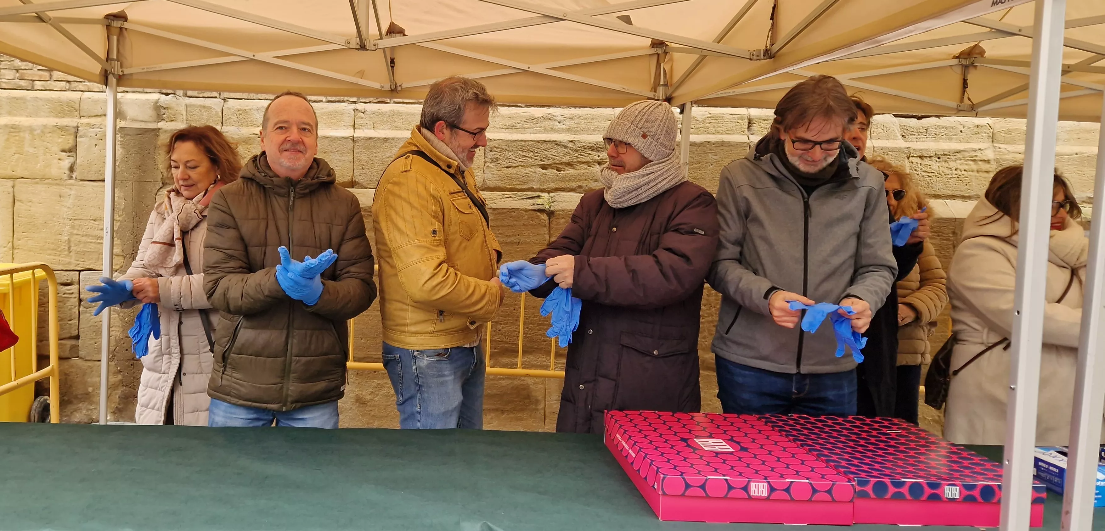 Reparto de coronas y quemadillo por San Vicente. Foto Myriam Martínez