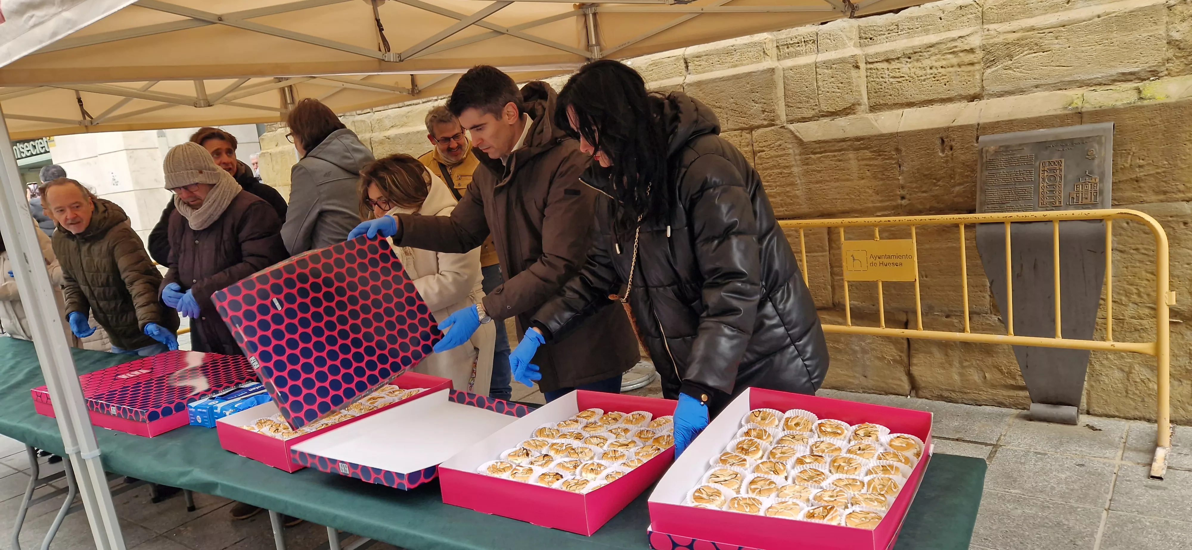 Reparto de coronas y quemadillo por San Vicente. Foto Myriam Martínez