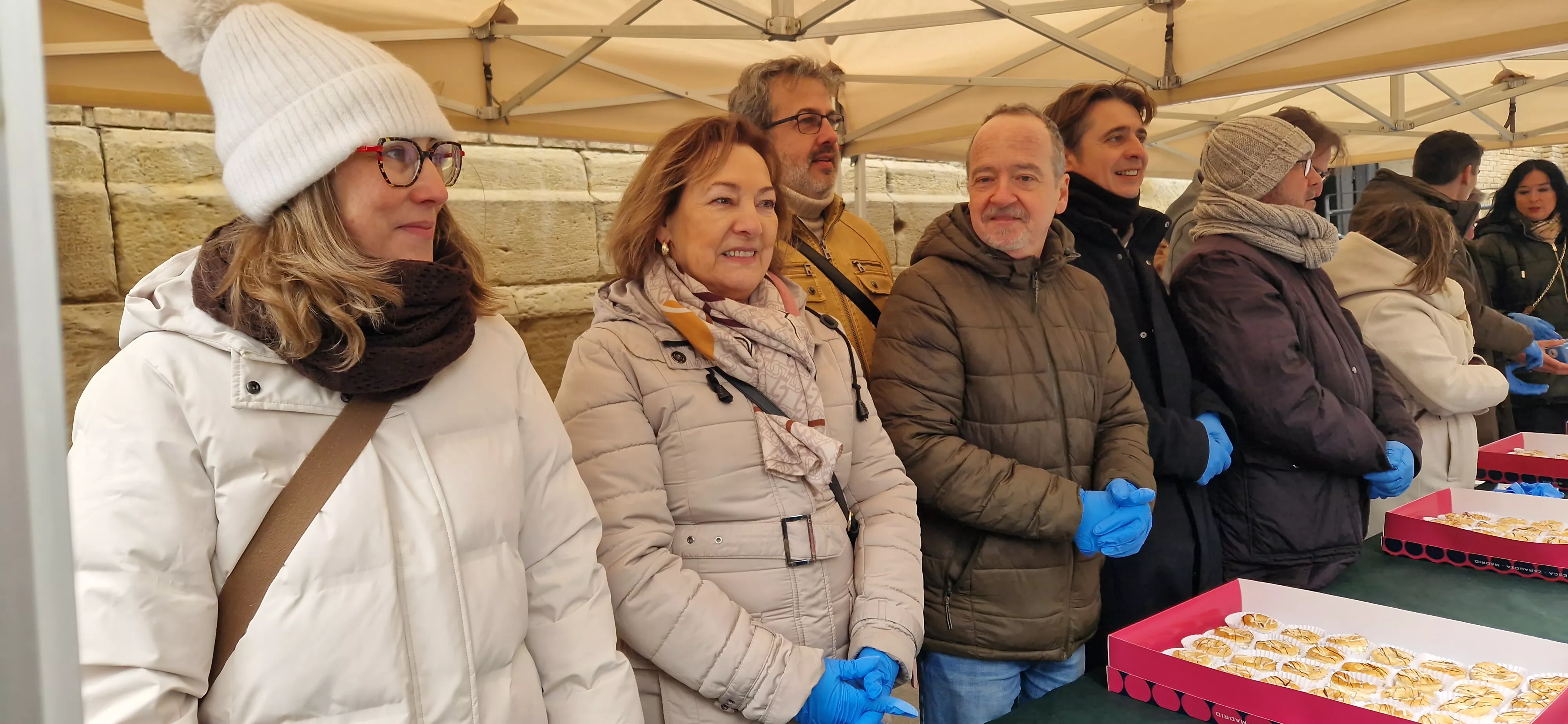 Reparto de coronas y quemadillo por San Vicente. Foto Myriam Martínez