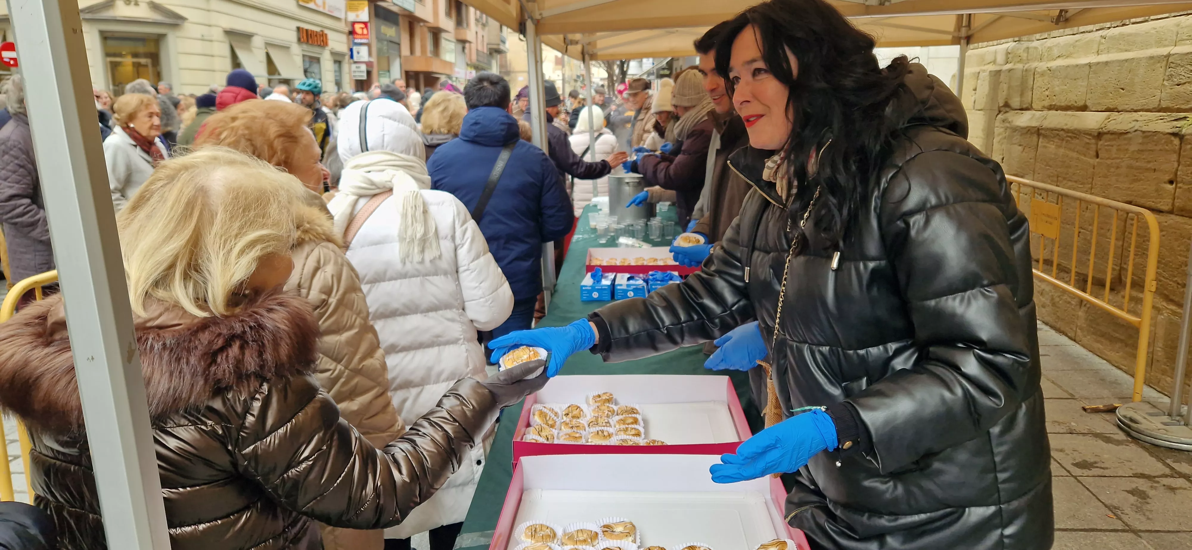 Reparto de coronas y quemadillo por San Vicente. Foto Myriam Martínez