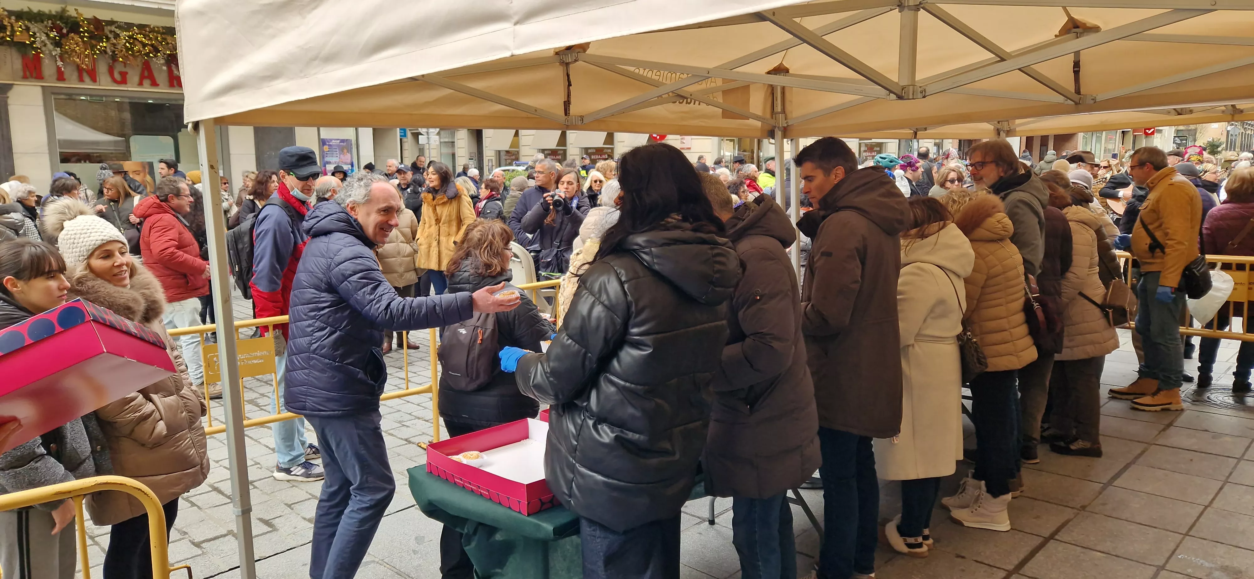 Reparto de coronas y quemadillo por San Vicente. Foto Myriam Martínez