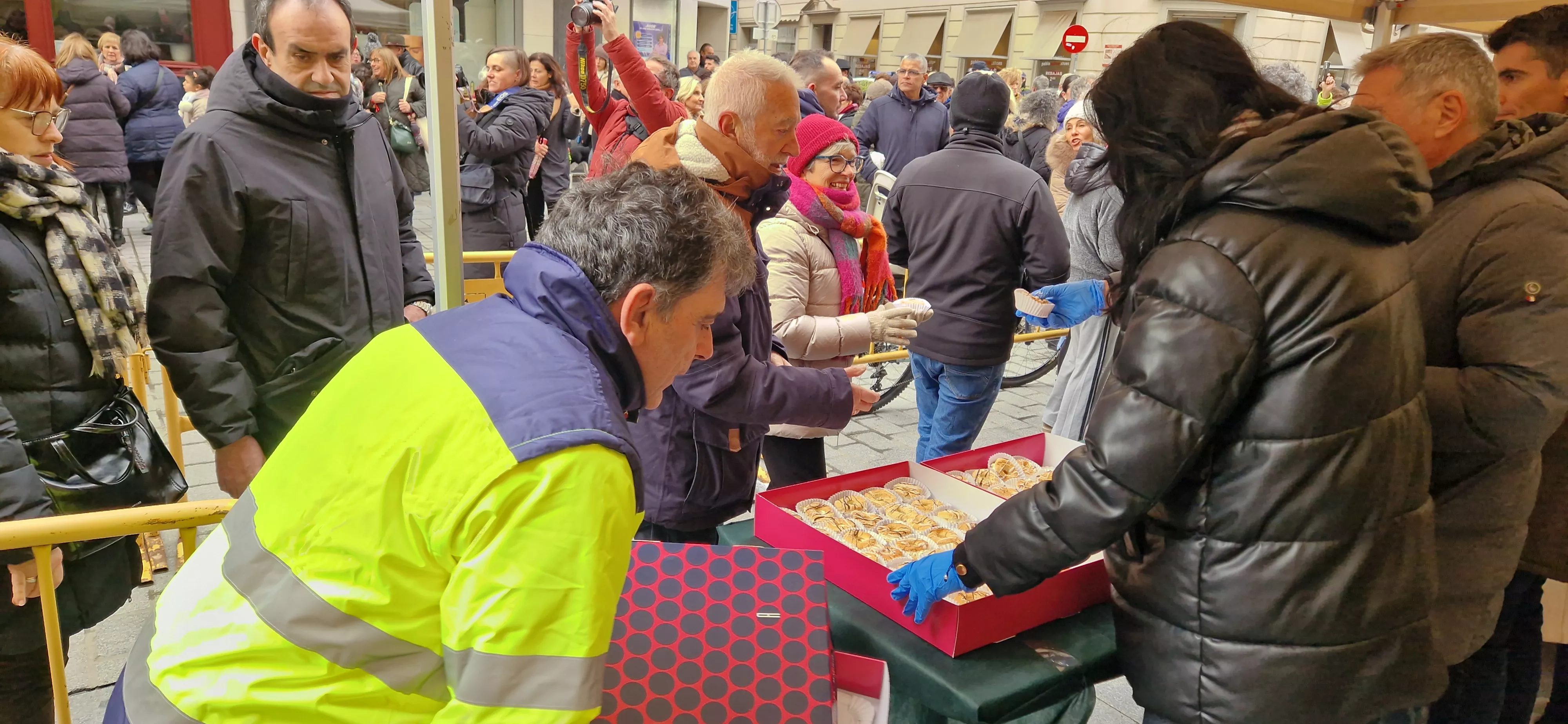 Reparto de coronas y quemadillo por San Vicente. Foto Myriam Martínez