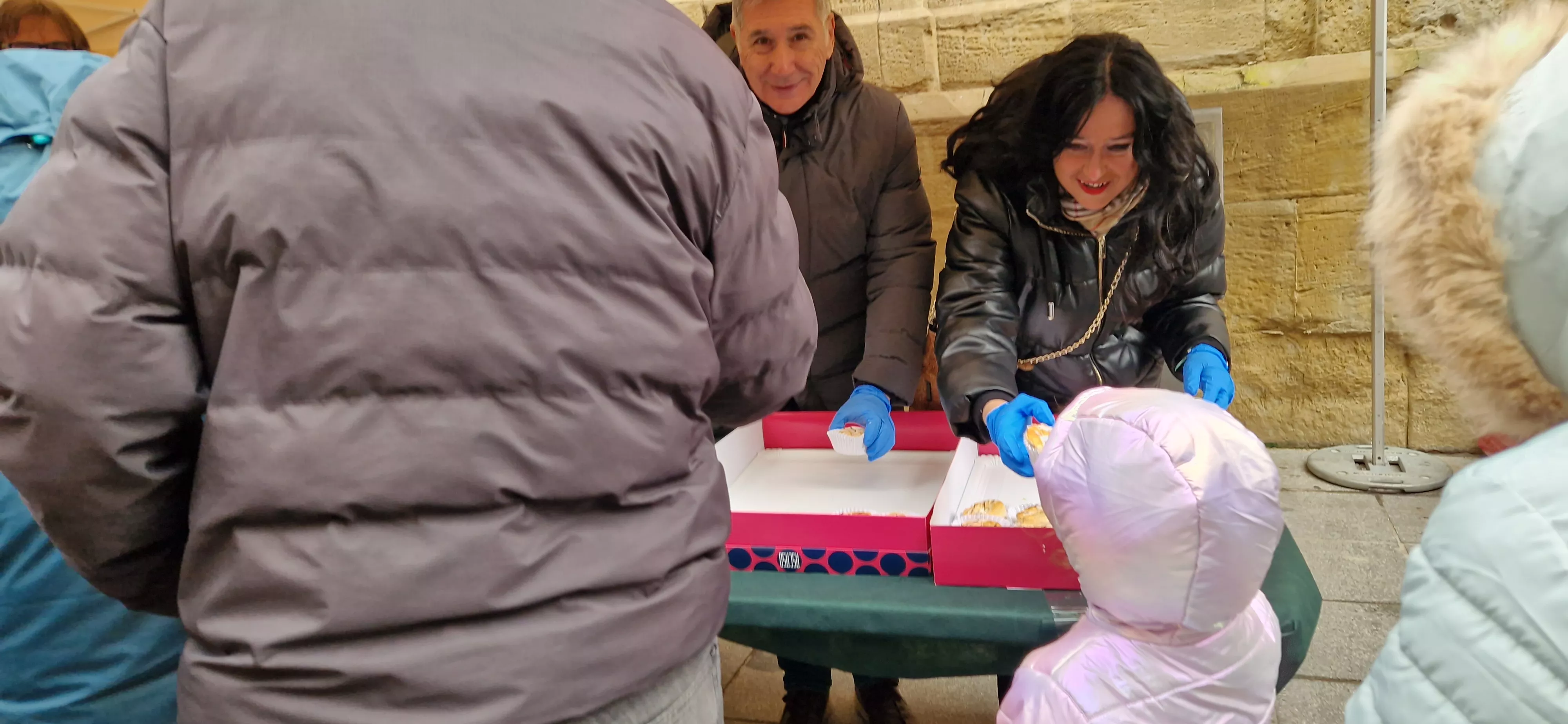 Reparto de coronas y quemadillo por San Vicente. Foto Myriam Martínez