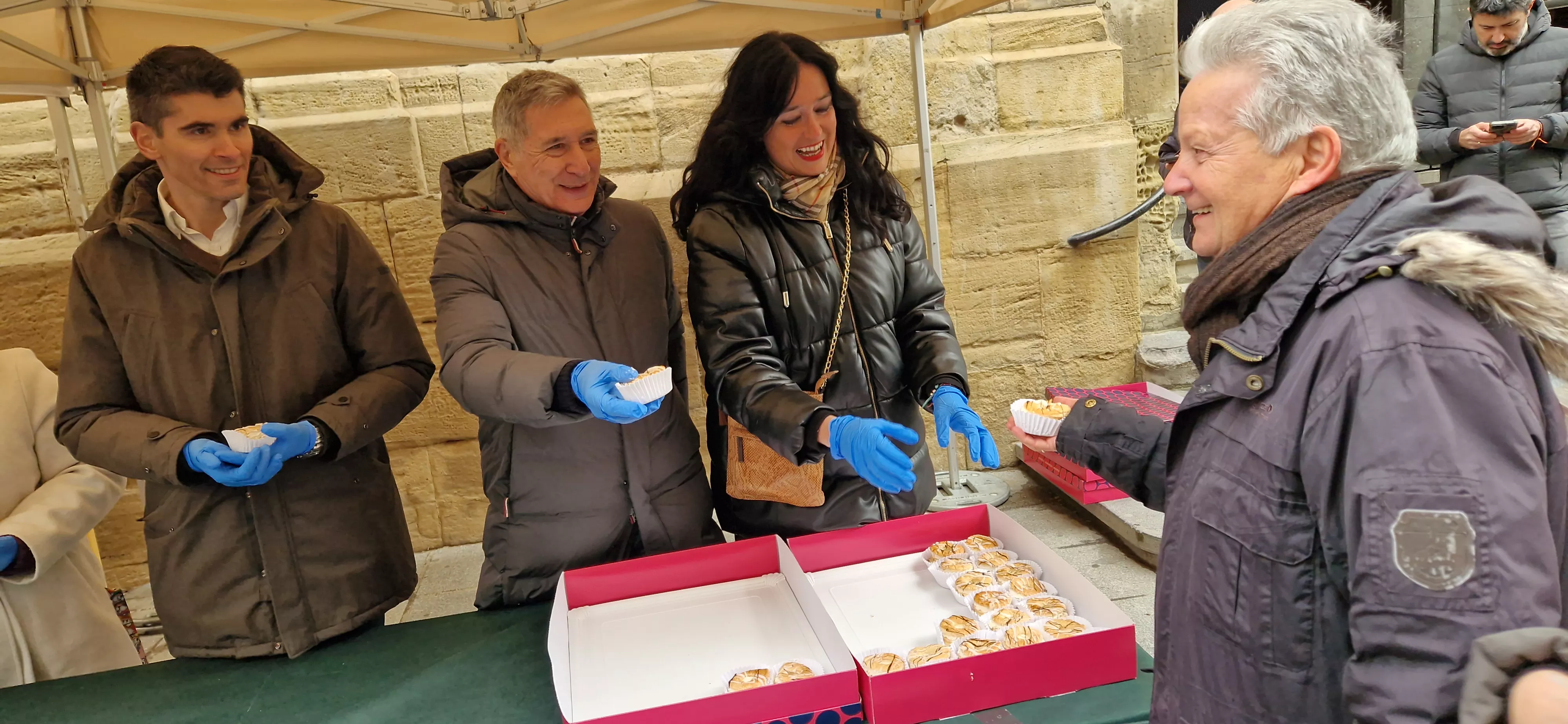 Reparto de coronas y quemadillo por San Vicente. Foto Myriam Martínez