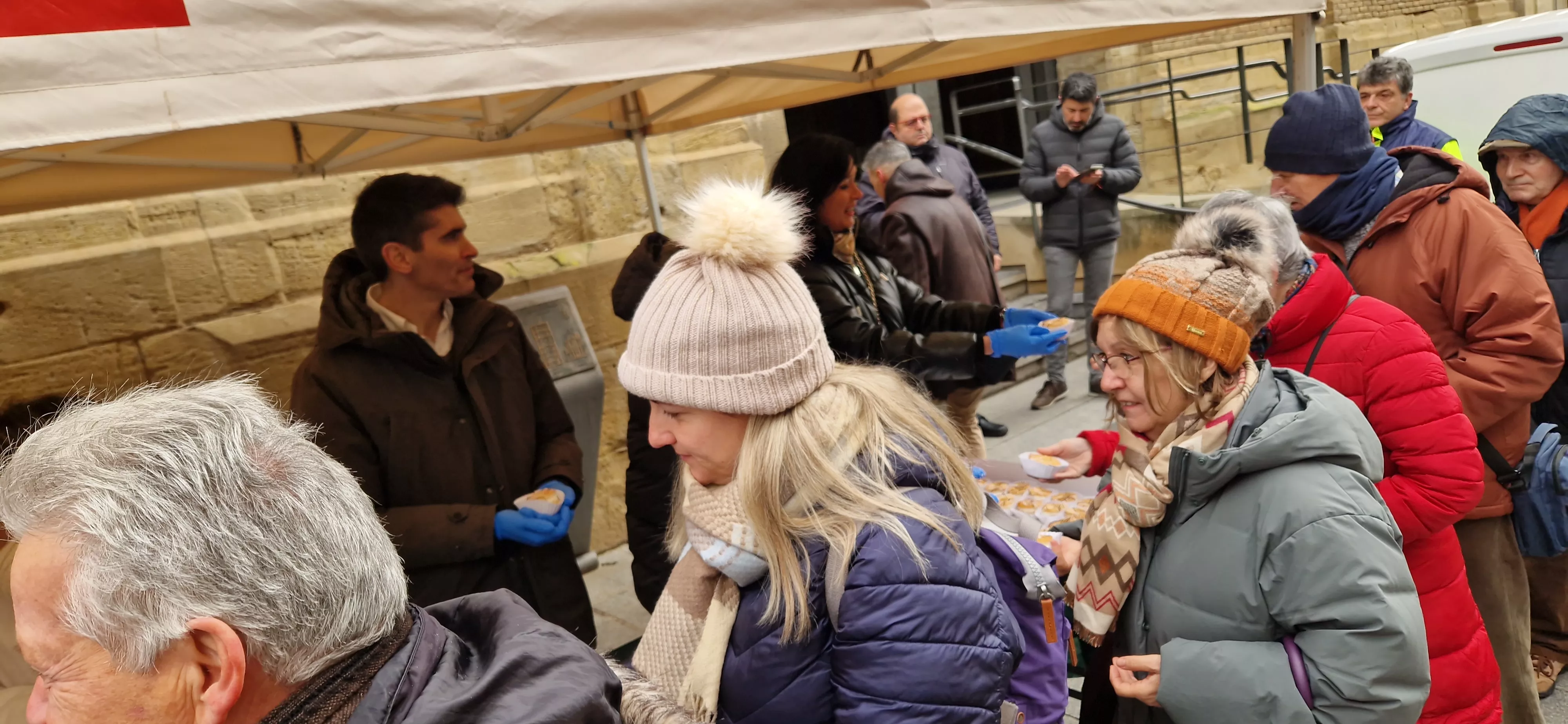 Reparto de coronas y quemadillo por San Vicente. Foto Myriam Martínez