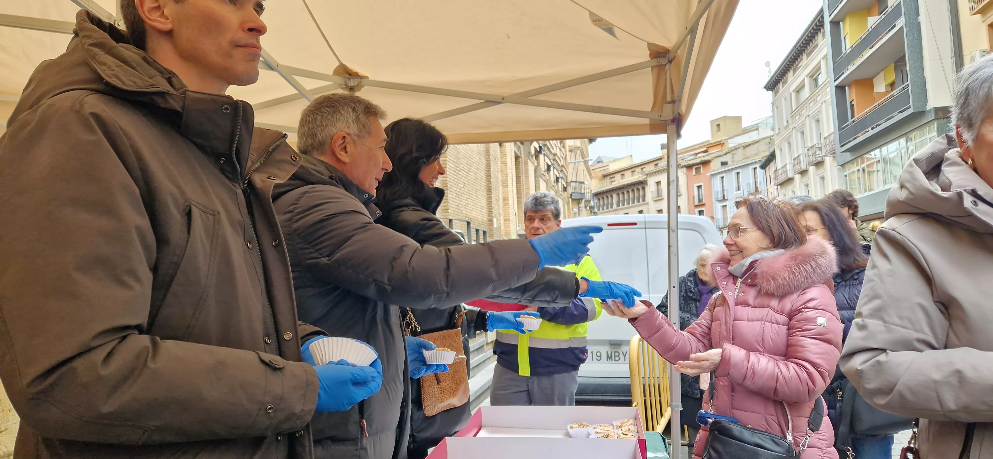 Reparto de coronas y quemadillo por San Vicente. Foto Myriam Martínez