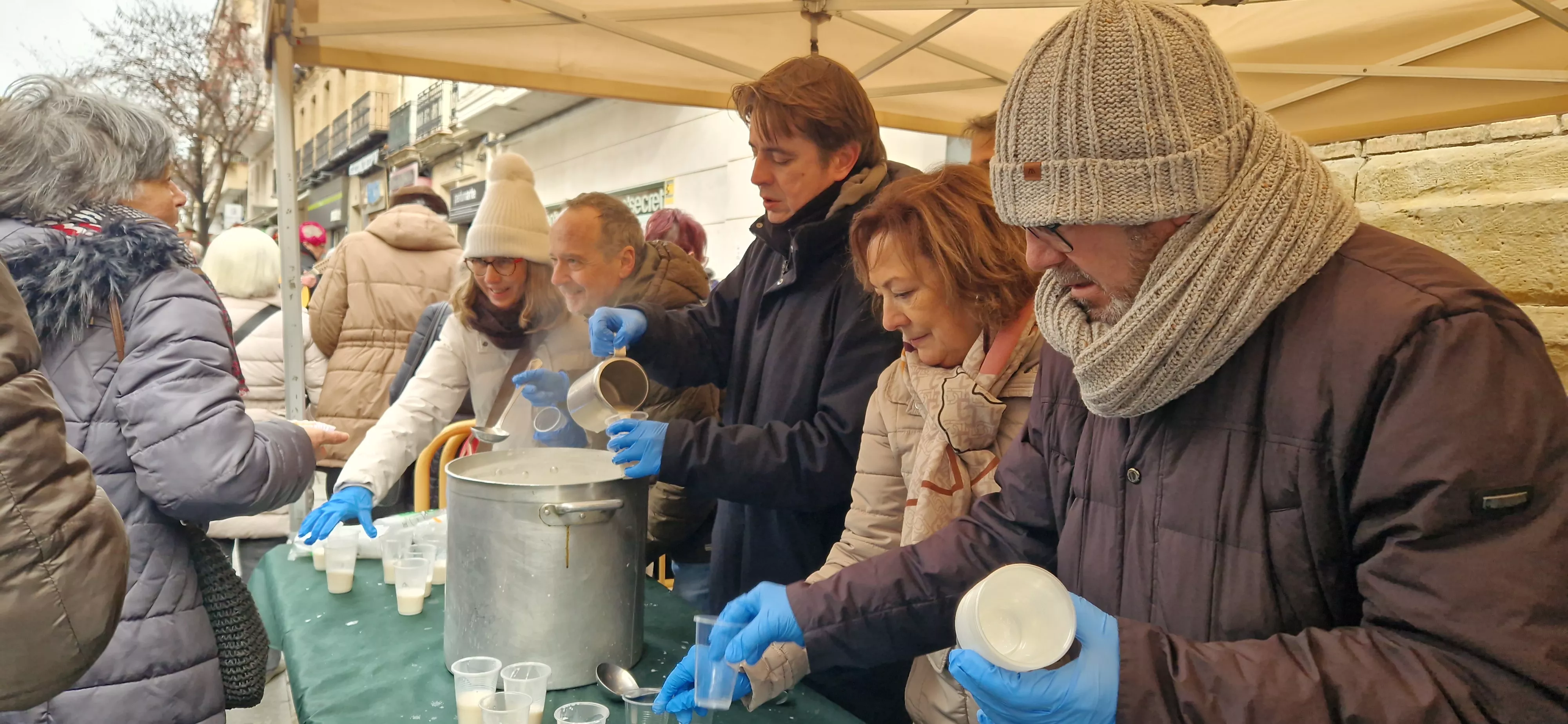 Reparto de coronas y quemadillo por San Vicente. Foto Myriam Martínez