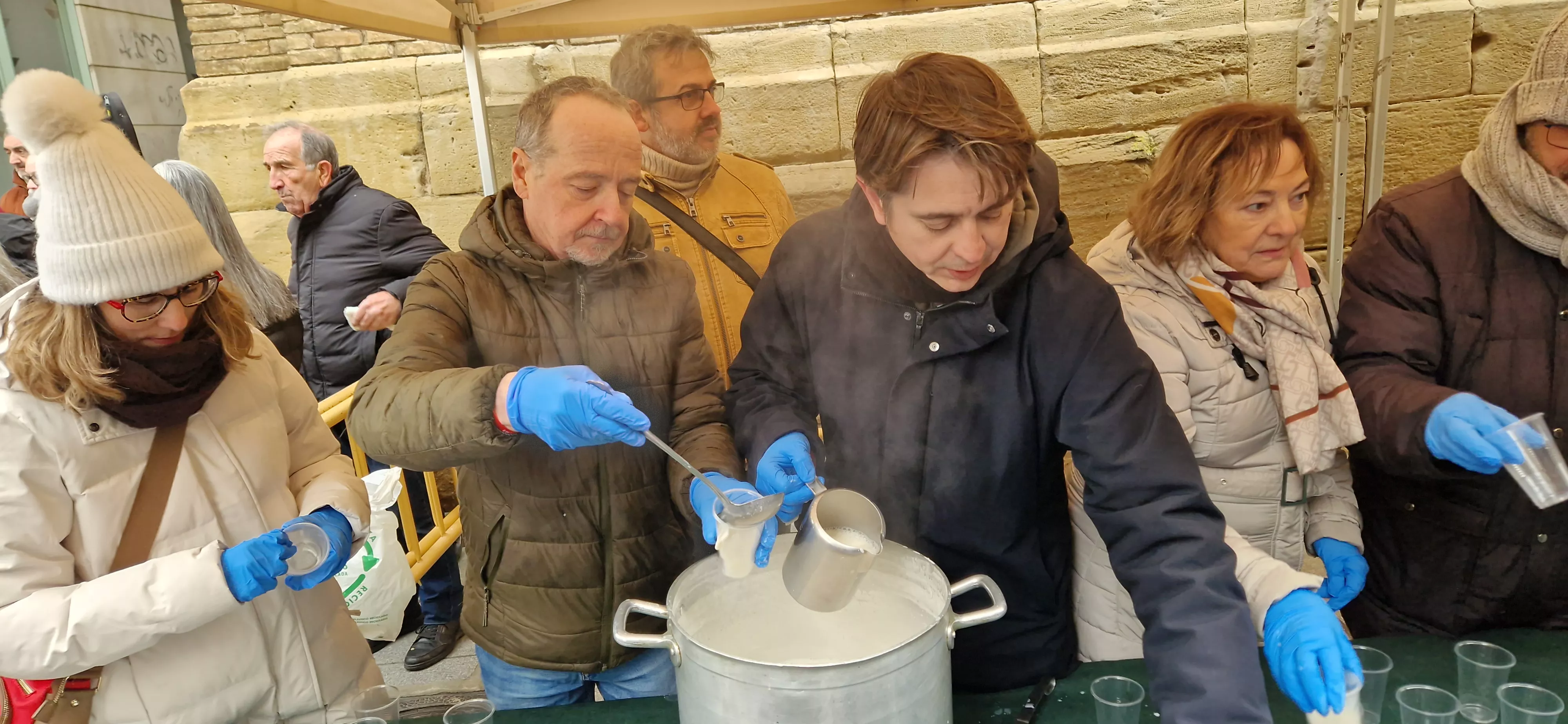 Reparto de coronas y quemadillo por San Vicente. Foto Myriam Martínez