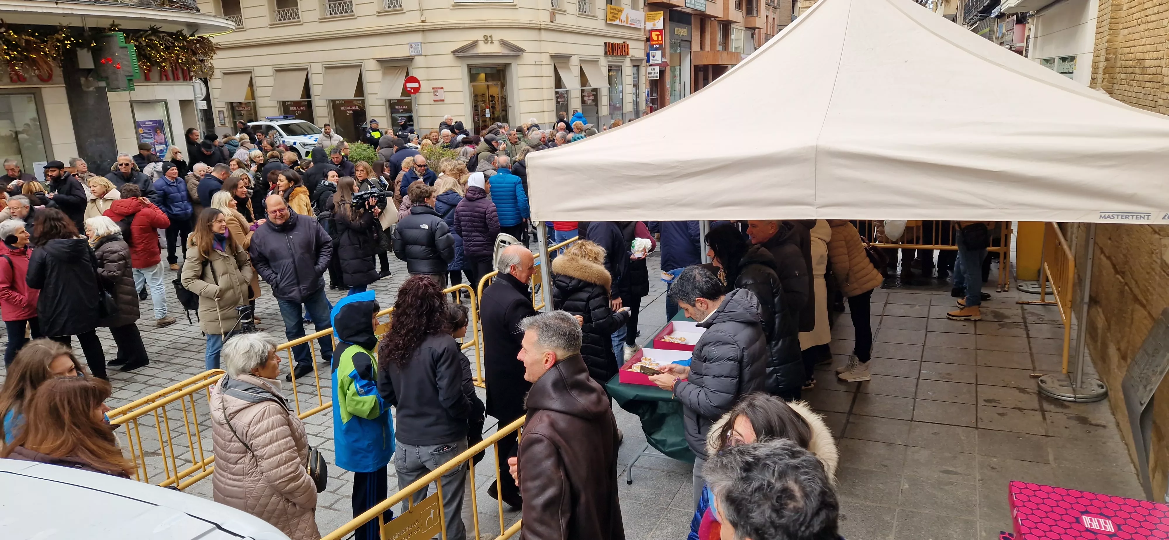 Reparto de coronas y quemadillo por San Vicente. Foto Myriam Martínez