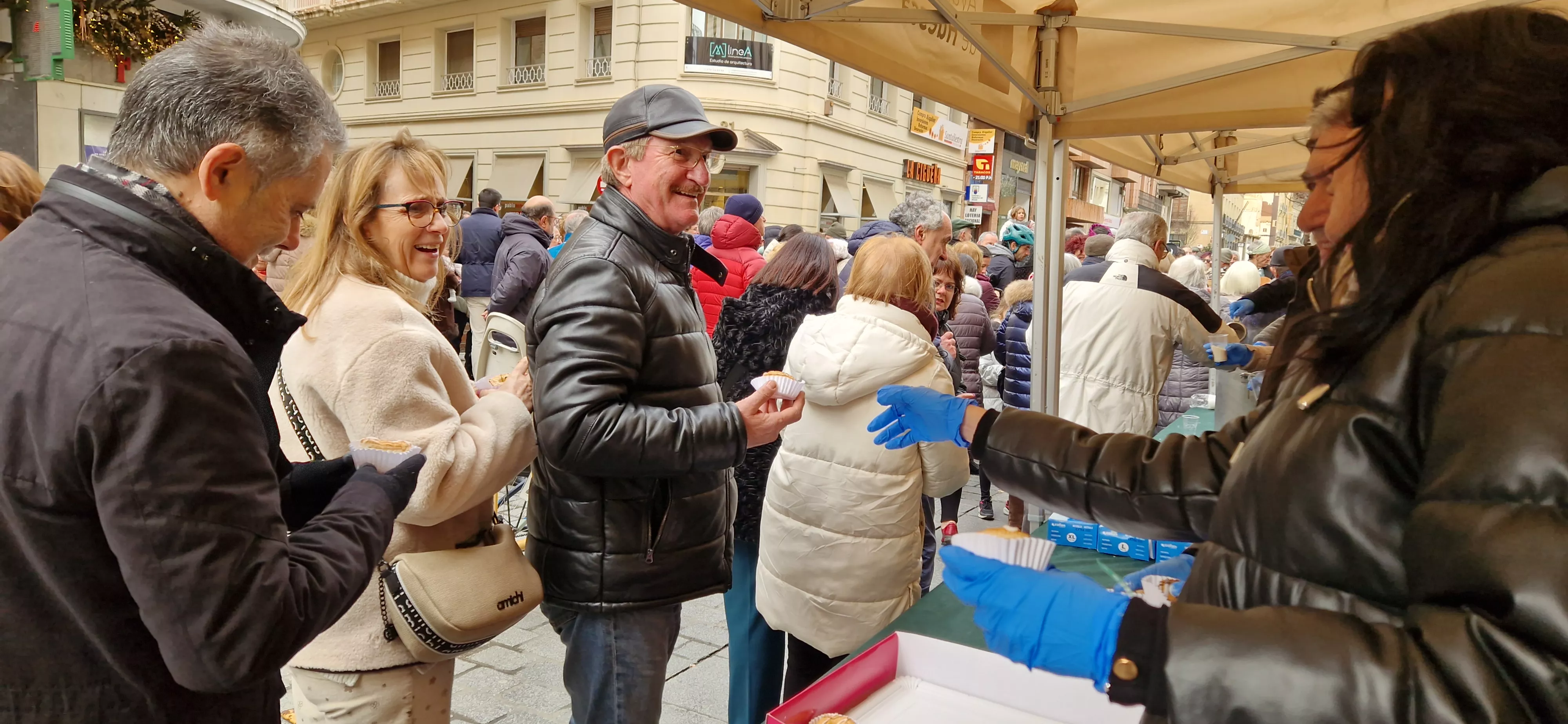 Reparto de coronas y quemadillo por San Vicente. Foto Myriam Martínez