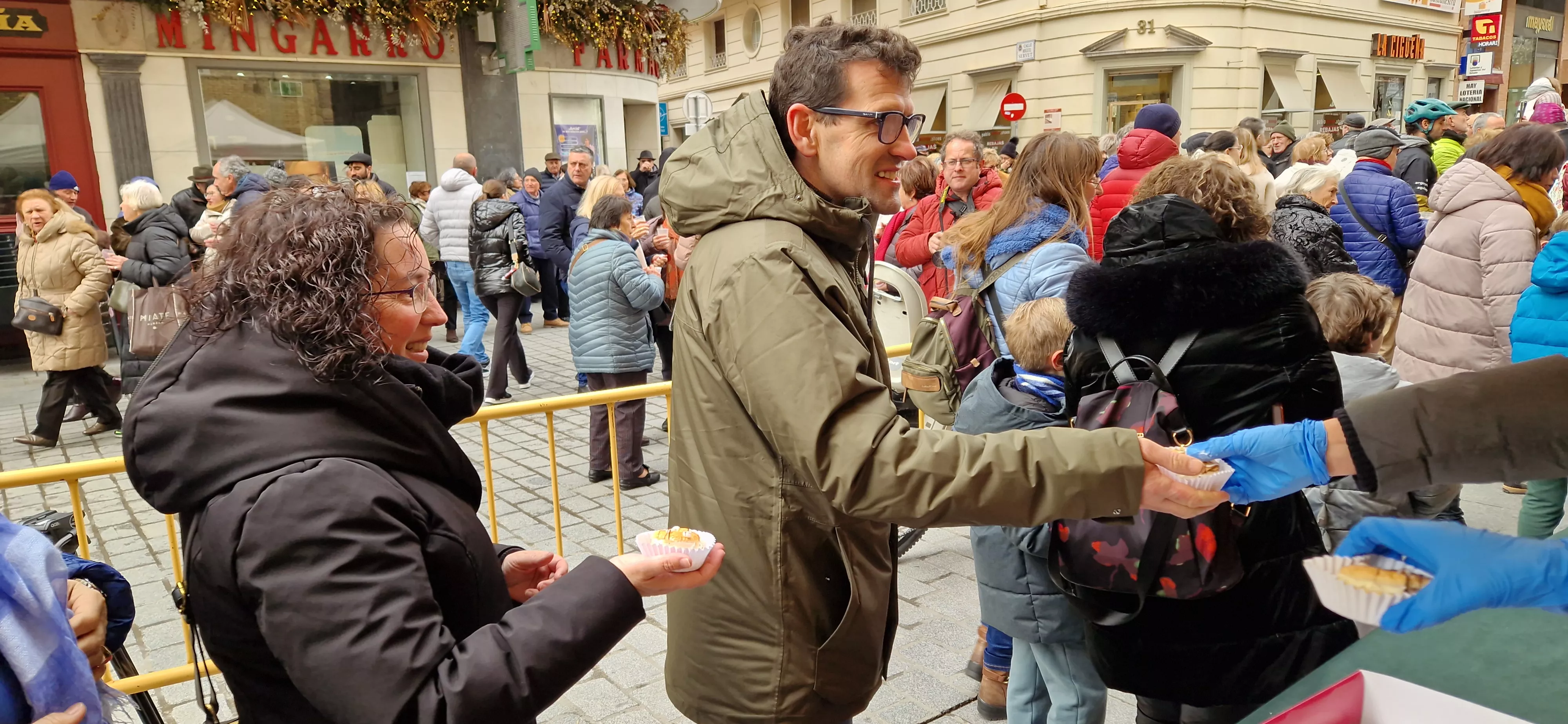 Reparto de coronas y quemadillo por San Vicente. Foto Myriam Martínez