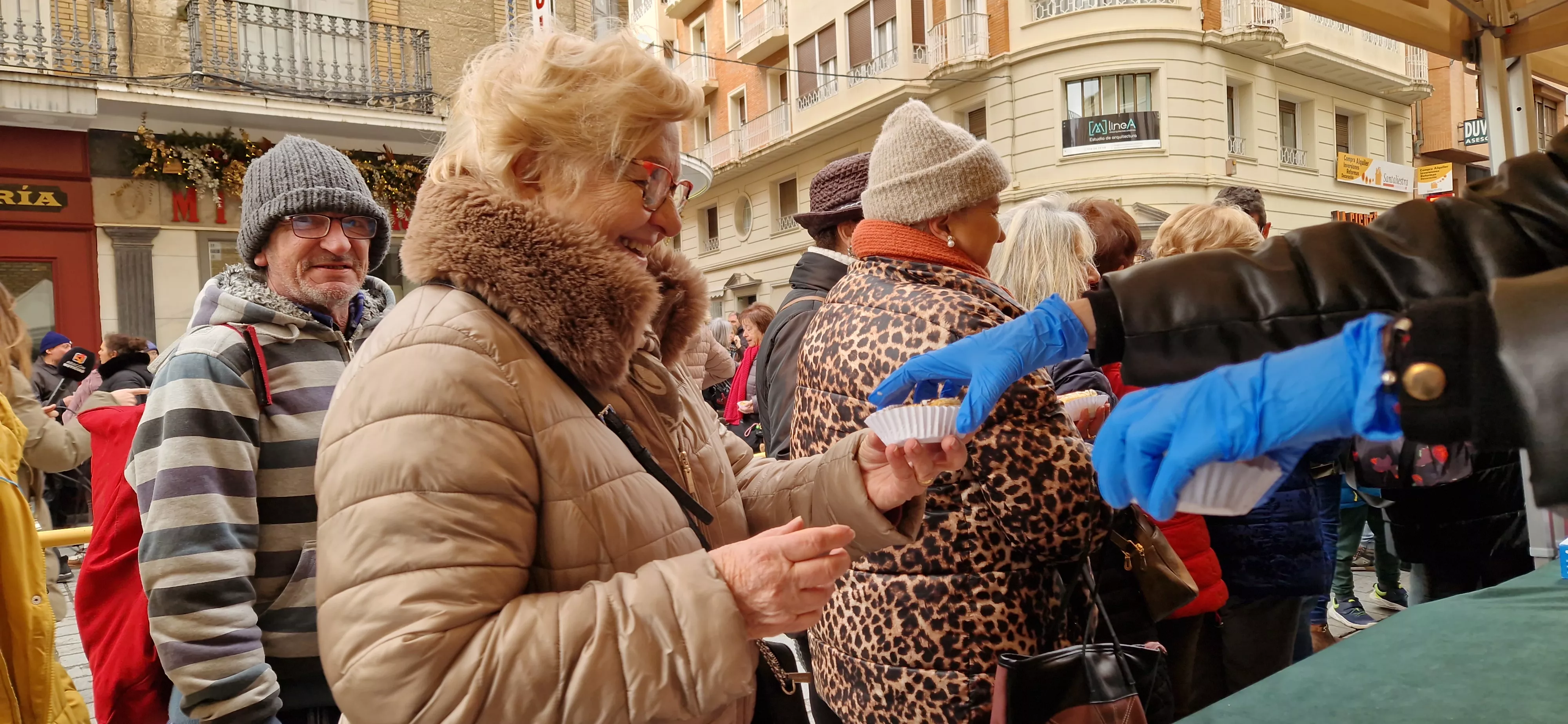 Reparto de coronas y quemadillo por San Vicente. Foto Myriam Martínez