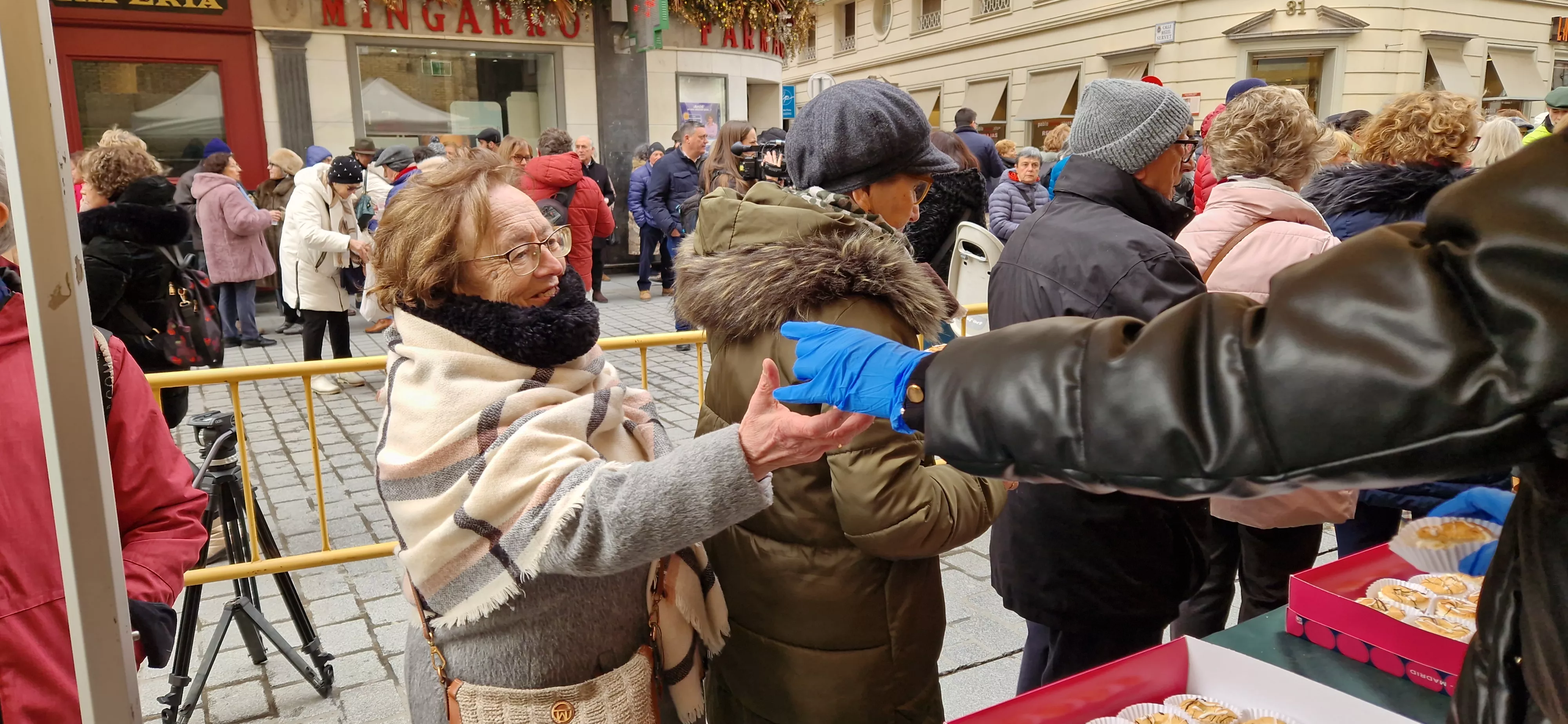 Reparto de coronas y quemadillo por San Vicente. Foto Myriam Martínez