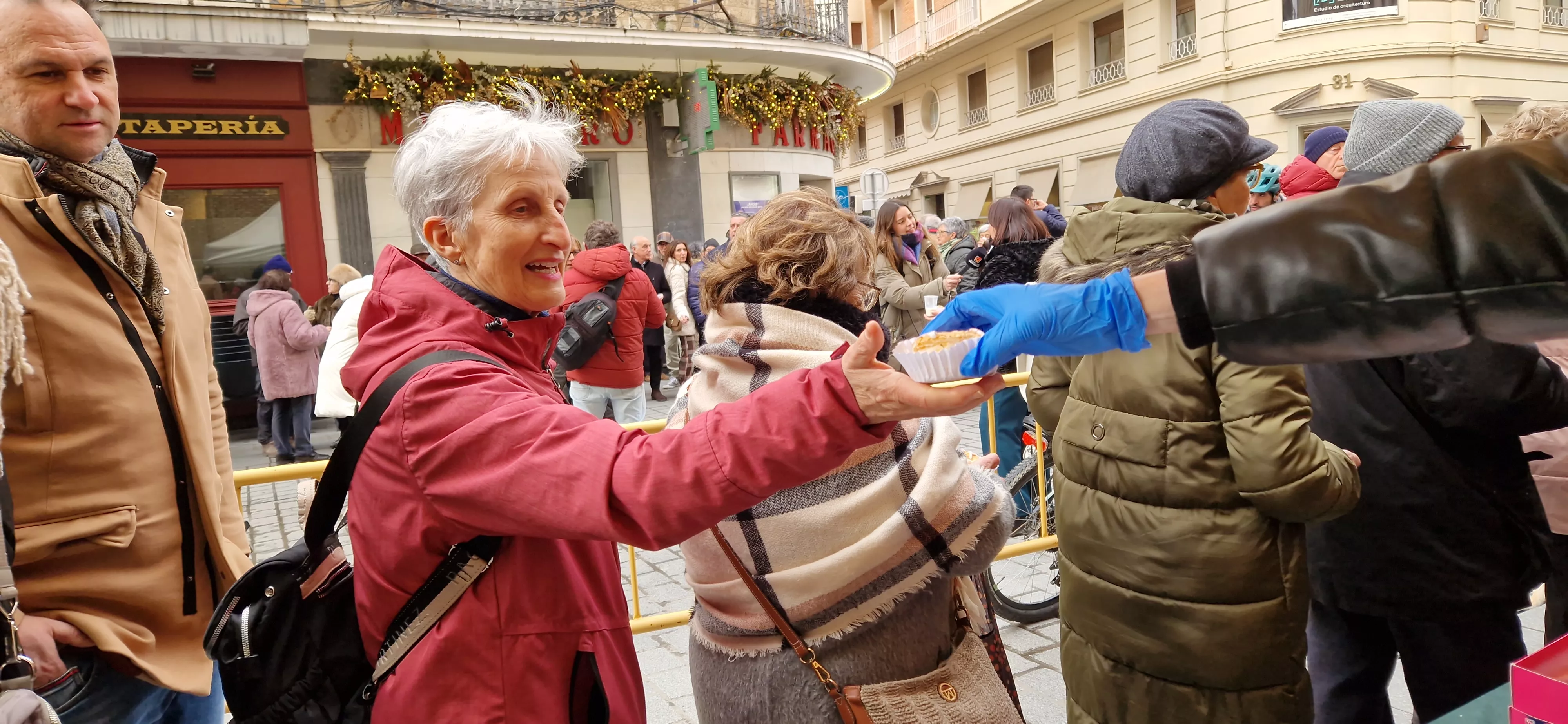 Reparto de coronas y quemadillo por San Vicente. Foto Myriam Martínez