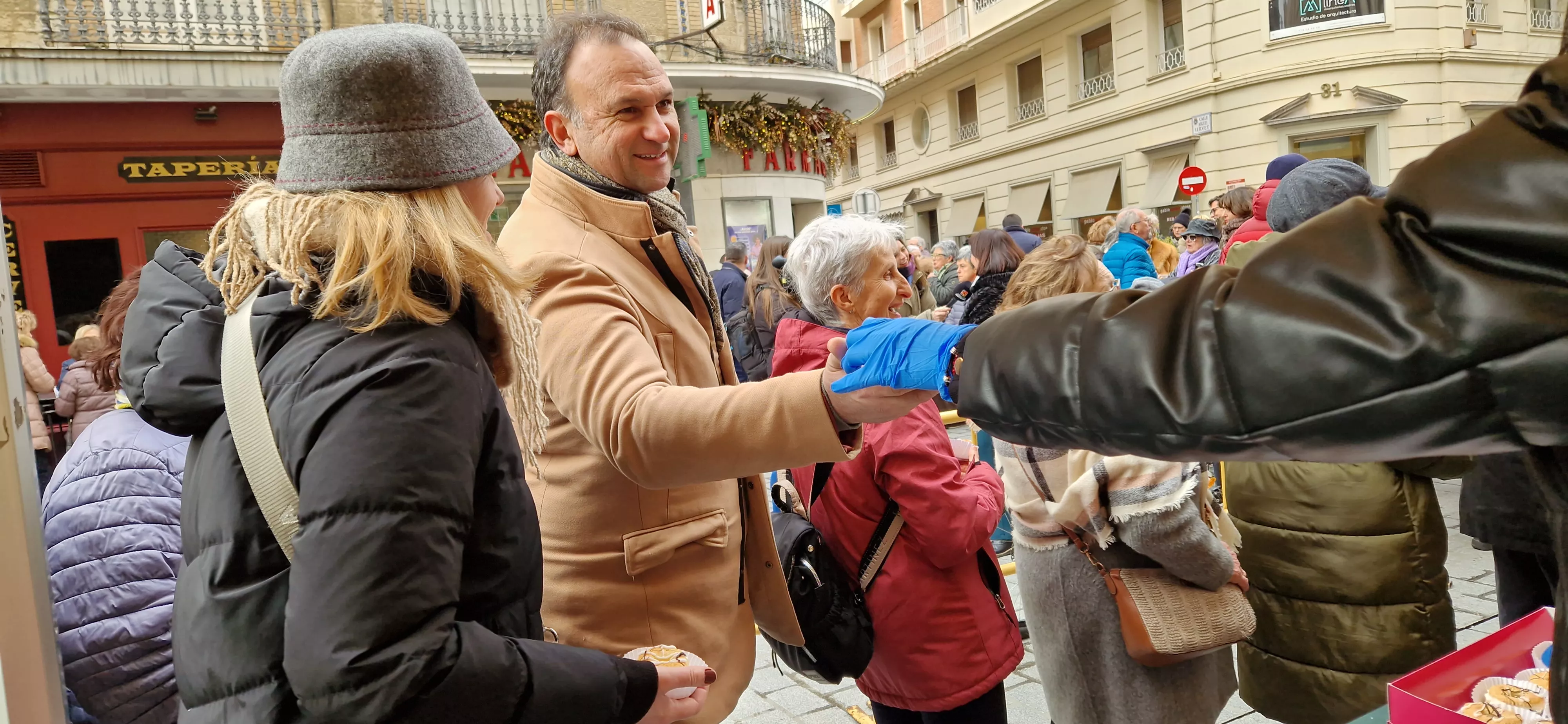Reparto de coronas y quemadillo por San Vicente. Foto Myriam Martínez