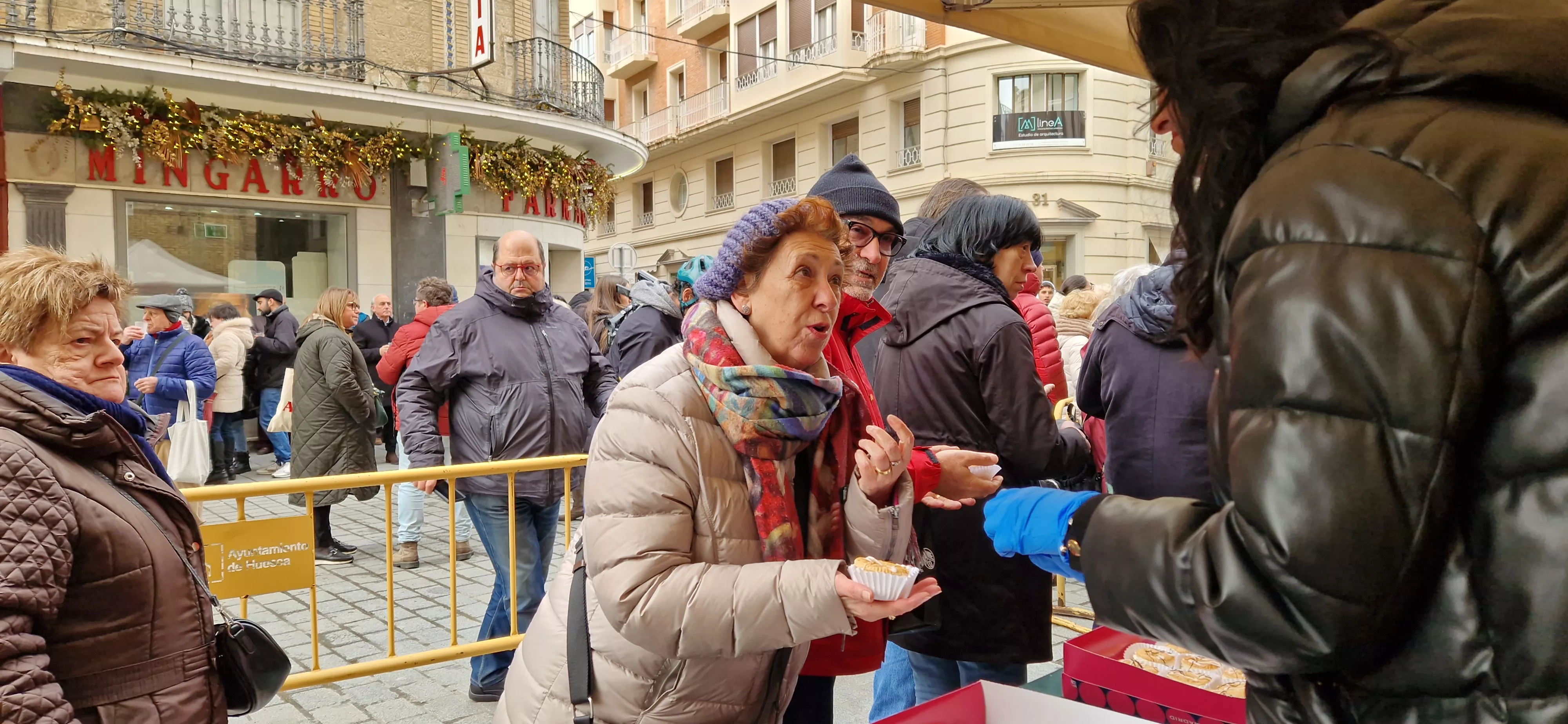 Reparto de coronas y quemadillo por San Vicente. Foto Myriam Martínez