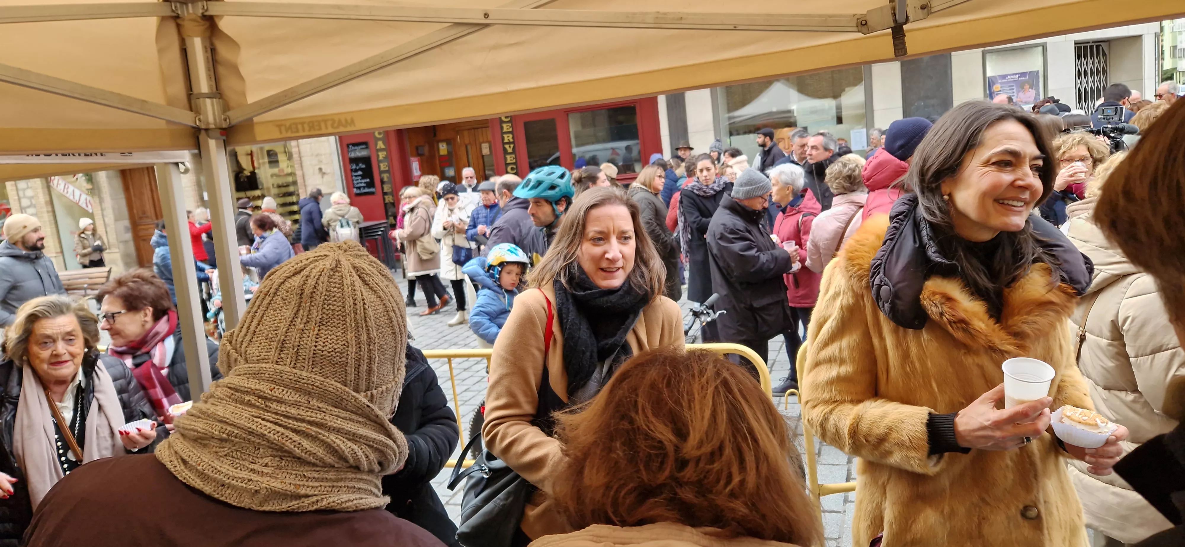Reparto de coronas y quemadillo por San Vicente. Foto Myriam Martínez