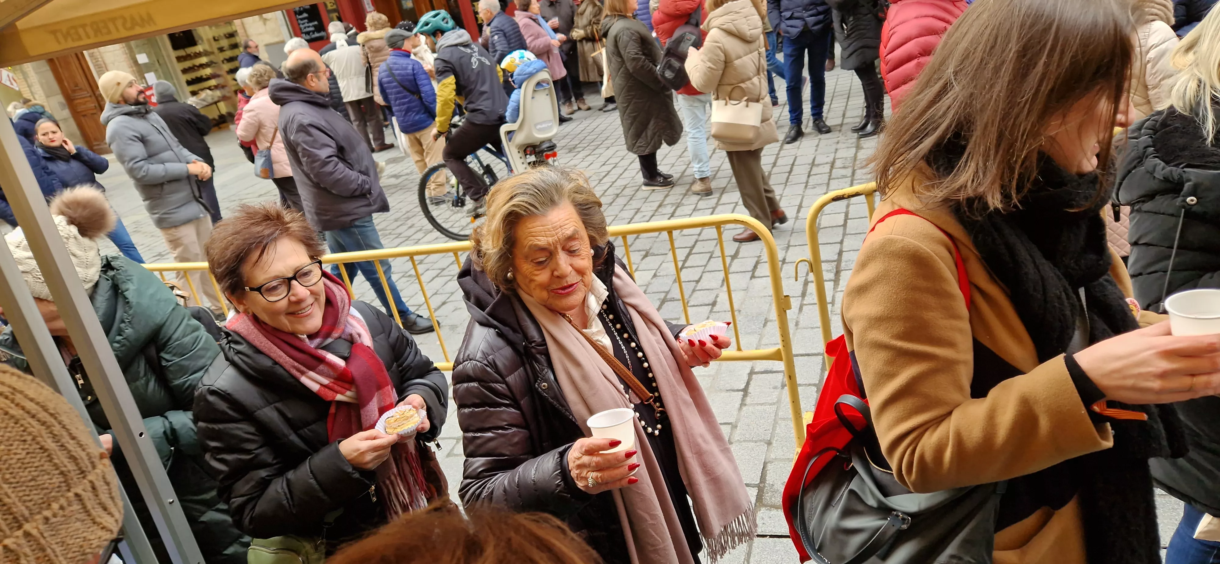 Reparto de coronas y quemadillo por San Vicente. Foto Myriam Martínez