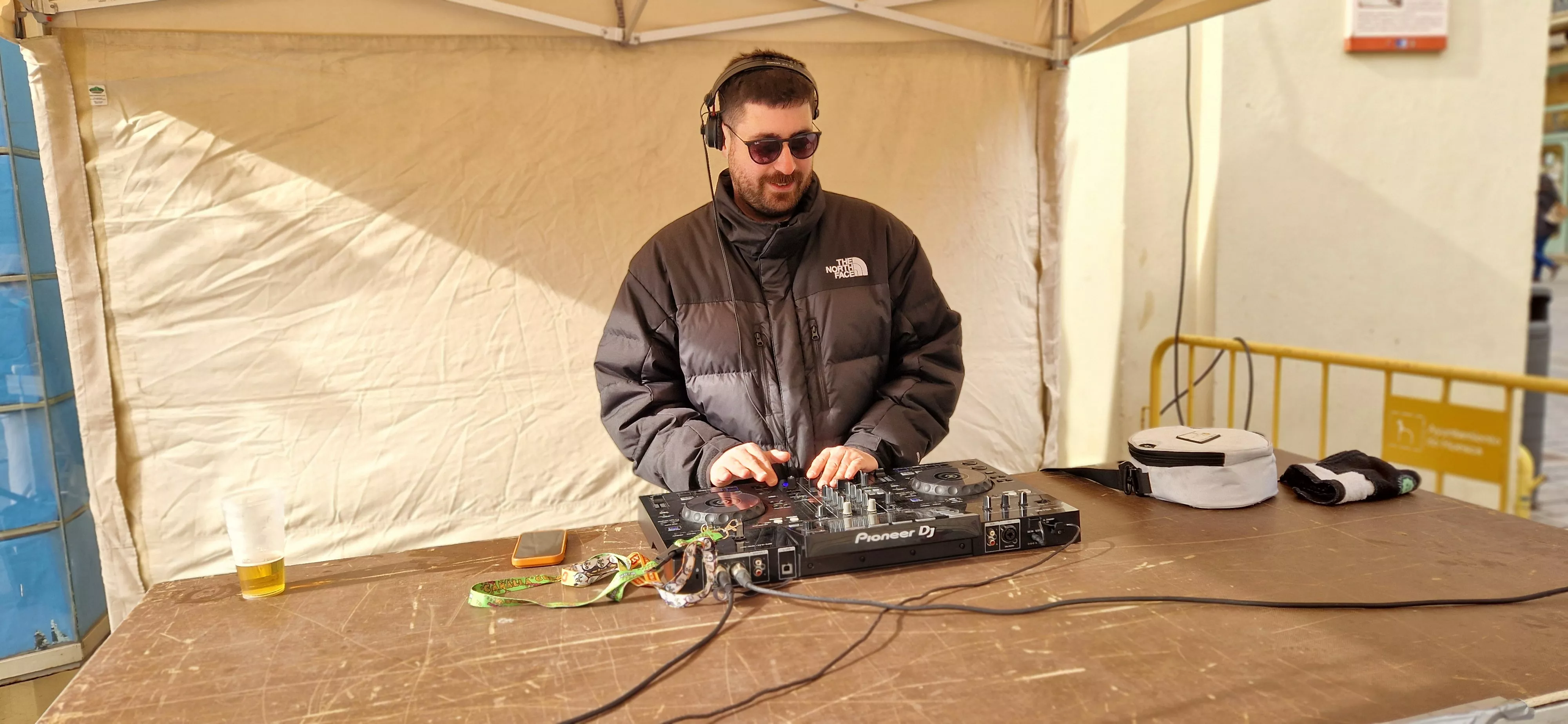 El DJ Álex Curreya ha actuado en los Porches de Galicia. Foto Myriam Martínez