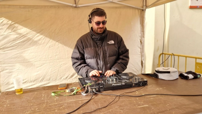 El DJ Álex Curreya ha actuado en los Porches de Galicia. Foto Myriam Martínez