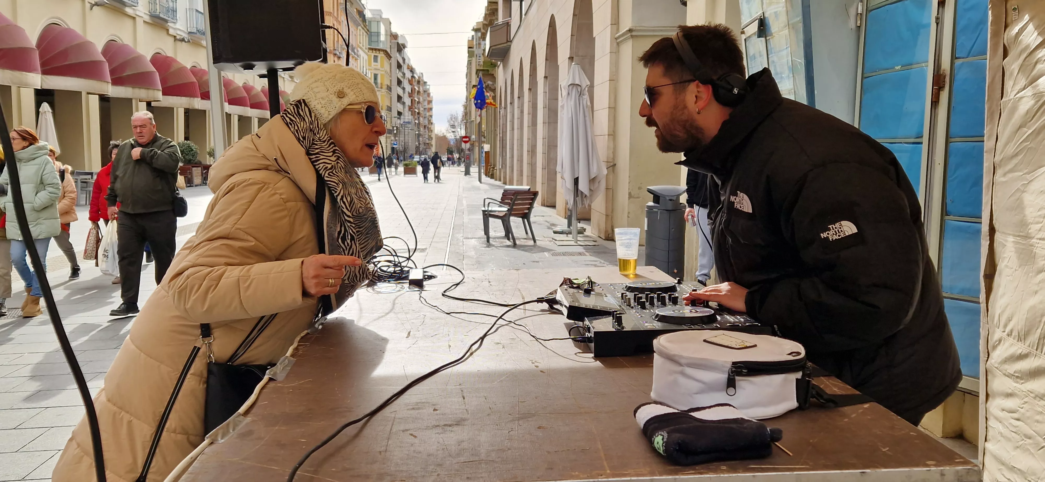 El DJ Álex Curreya ha actuado en los Porches de Galicia. Foto Myriam Martínez