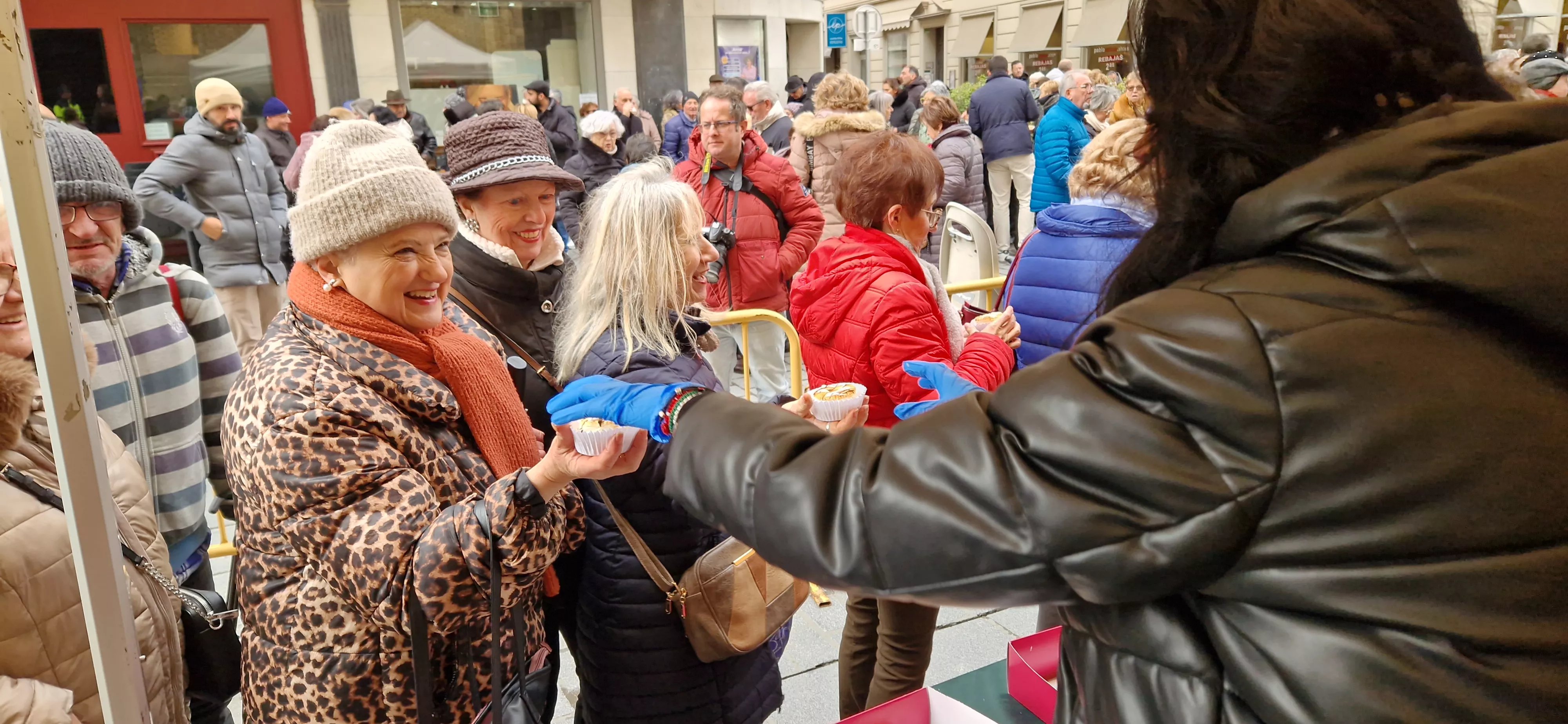 Reparto de coronas y quemadillo por San Vicente. Foto Myriam Martínez
