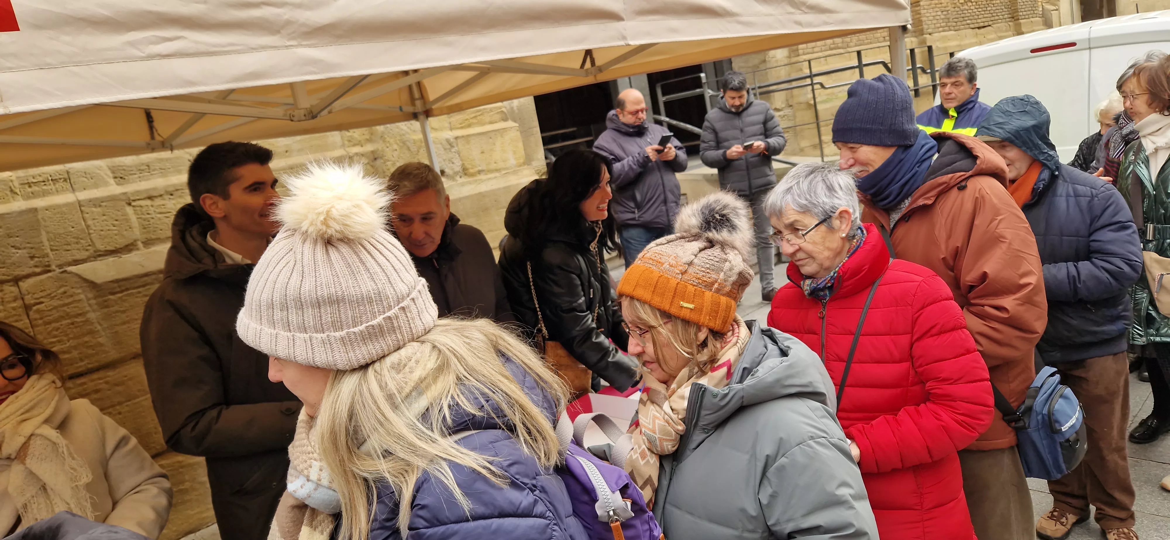 Reparto de coronas y quemadillo por San Vicente. Foto Myriam Martínez