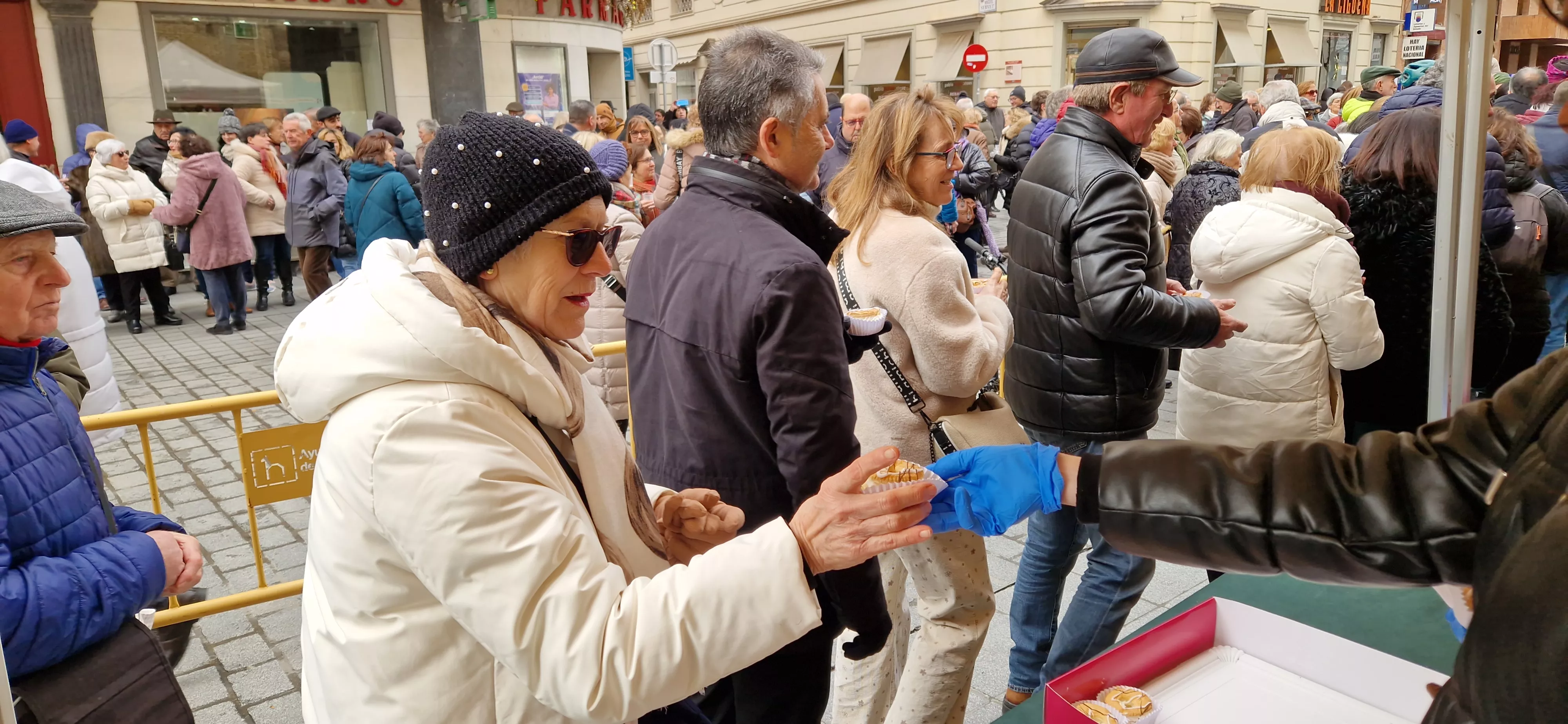 Reparto de coronas y quemadillo por San Vicente. Foto Myriam Martínez