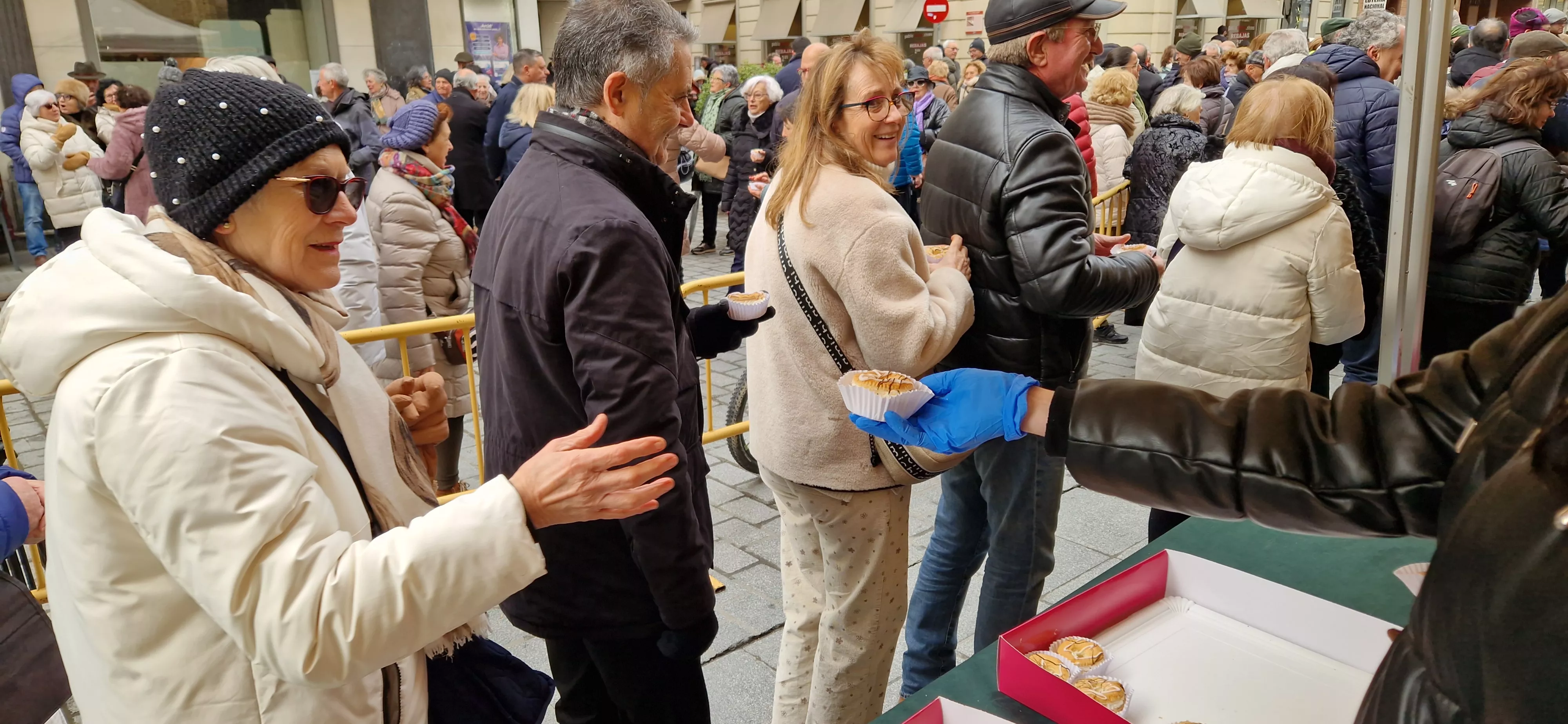Reparto de coronas y quemadillo por San Vicente. Foto Myriam Martínez