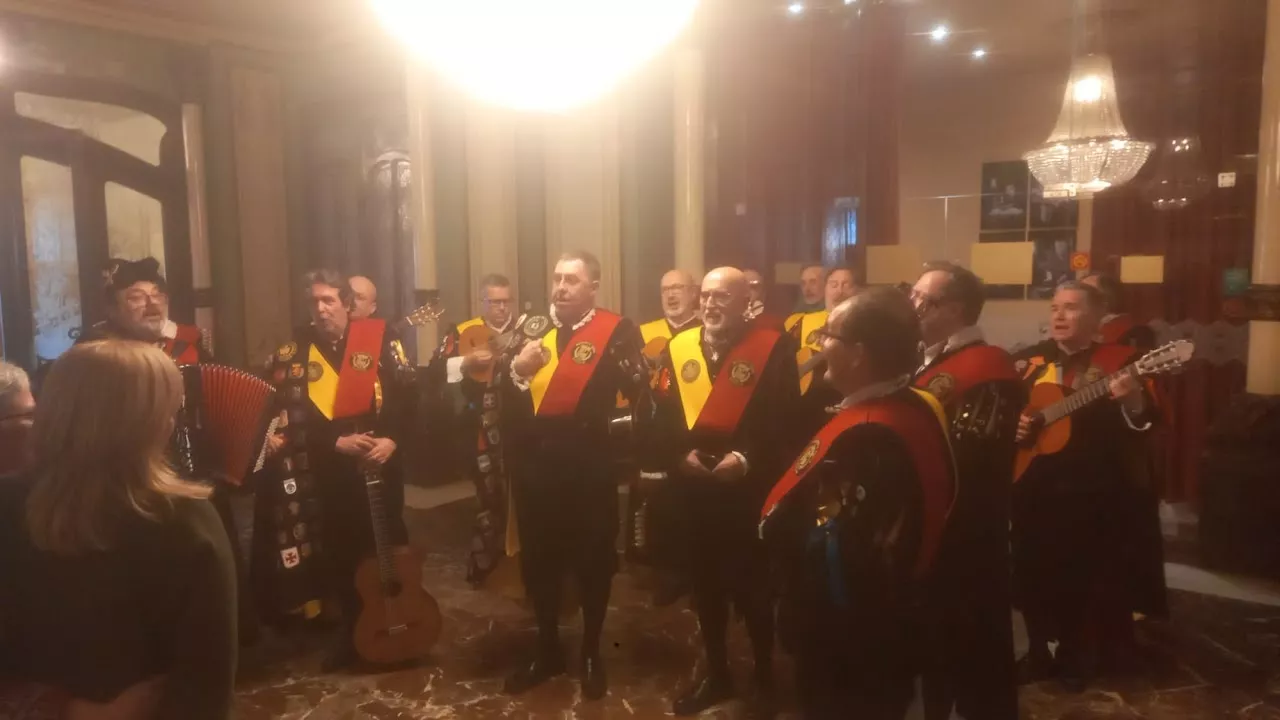 La Honoris Tuna Aragón hace disfrutar en el Café del Arte tras una pedida de mano