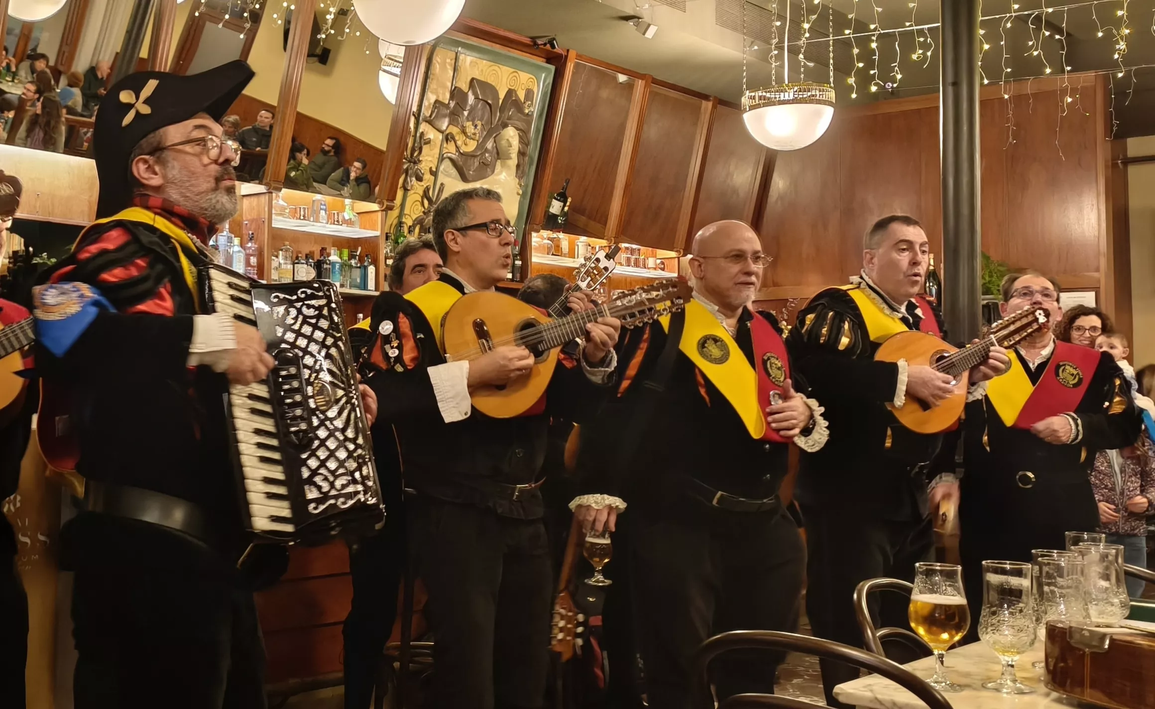 La Honoris Tuna Aragón hace disfrutar en el Café del Arte tras una pedida de mano