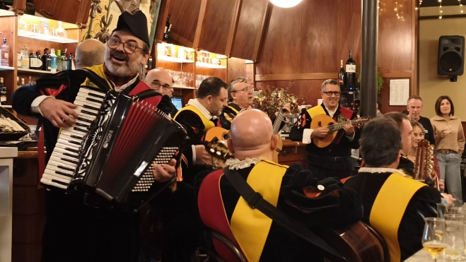 La Honoris Tuna Aragón hace disfrutar en el Café del Arte tras una pedida de mano